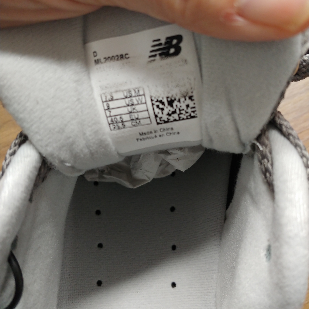 New Balance 2002R Grey 착용 스타일