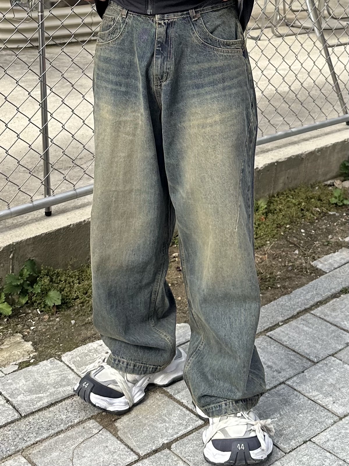 Balenciaga Cargo Sneakers White Grey 착용 스타일 - 3