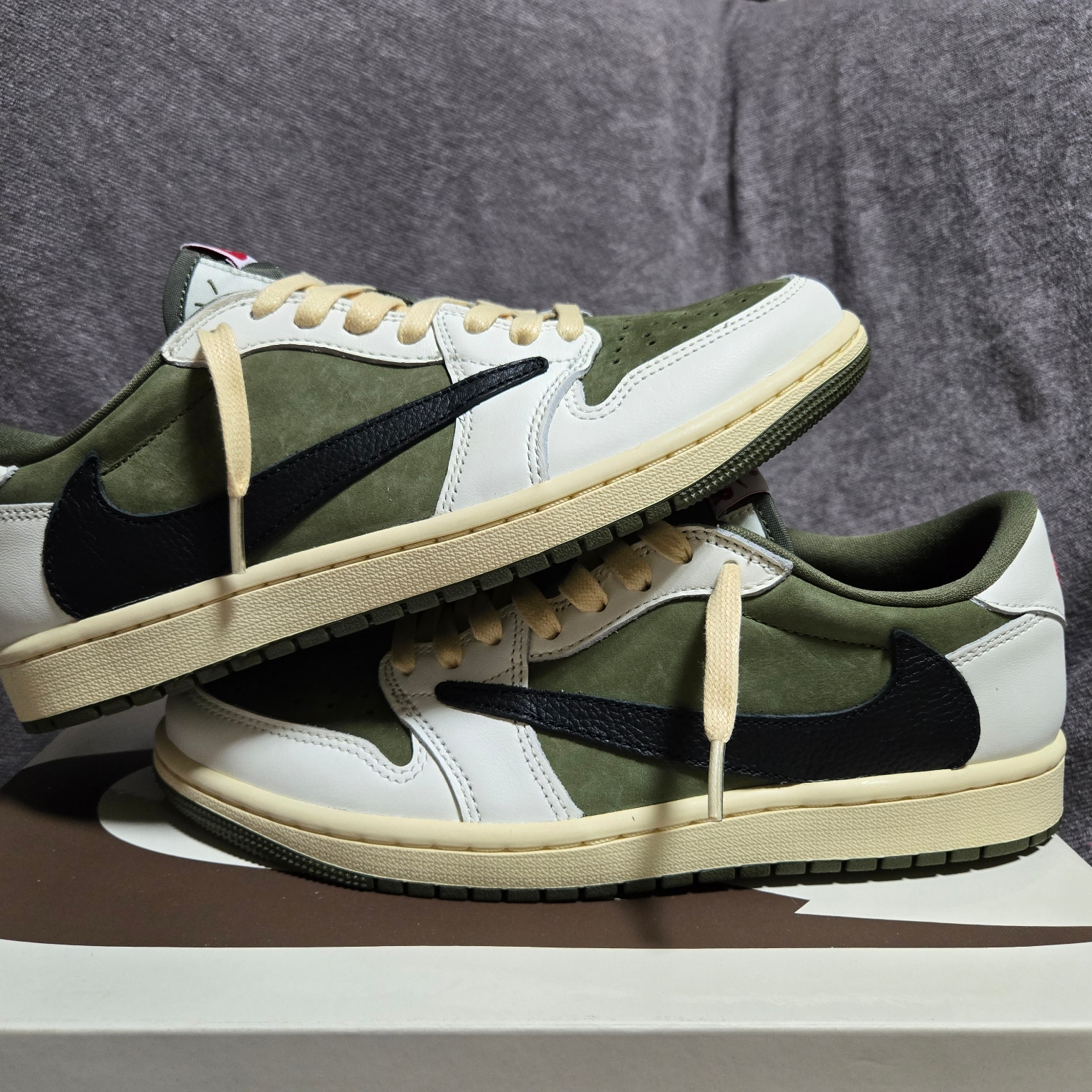 Jordan 1 x Travis Scott Retro Low OG SP Reverse Olive 착용 스타일 - 1