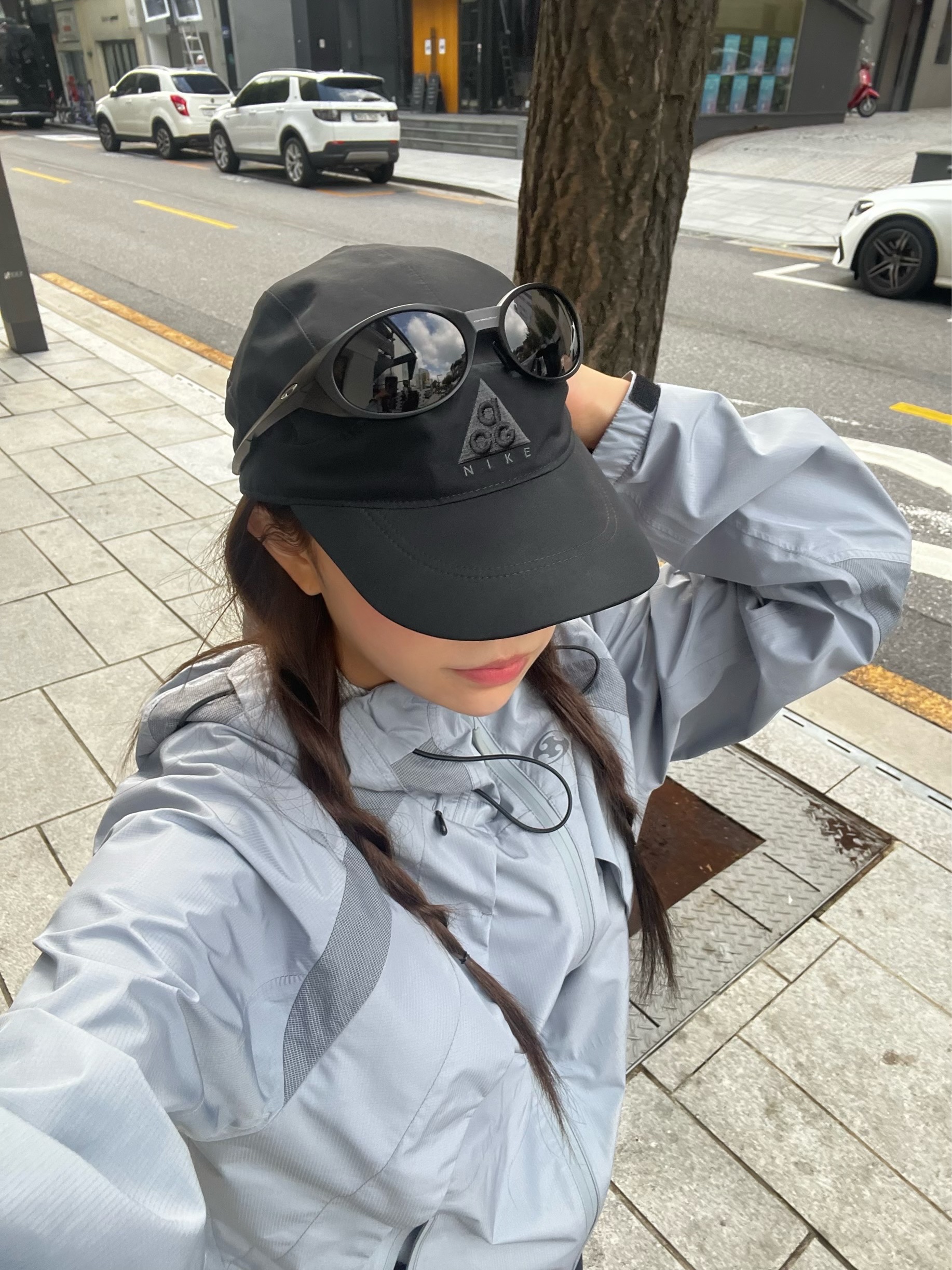 Sansan Gear Wind Shielded Jacket Ice Grey - 24SS, Oakley Eye Jacket Redux Matte Black Frame Prizm Grey Lenses High Bridge Fit 착용 스타일