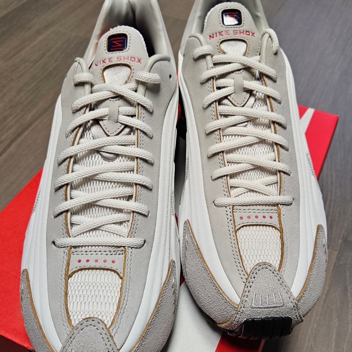Nike Shox R4 PRM Light Iron Ore and Phantom 착용 스타일 - 2