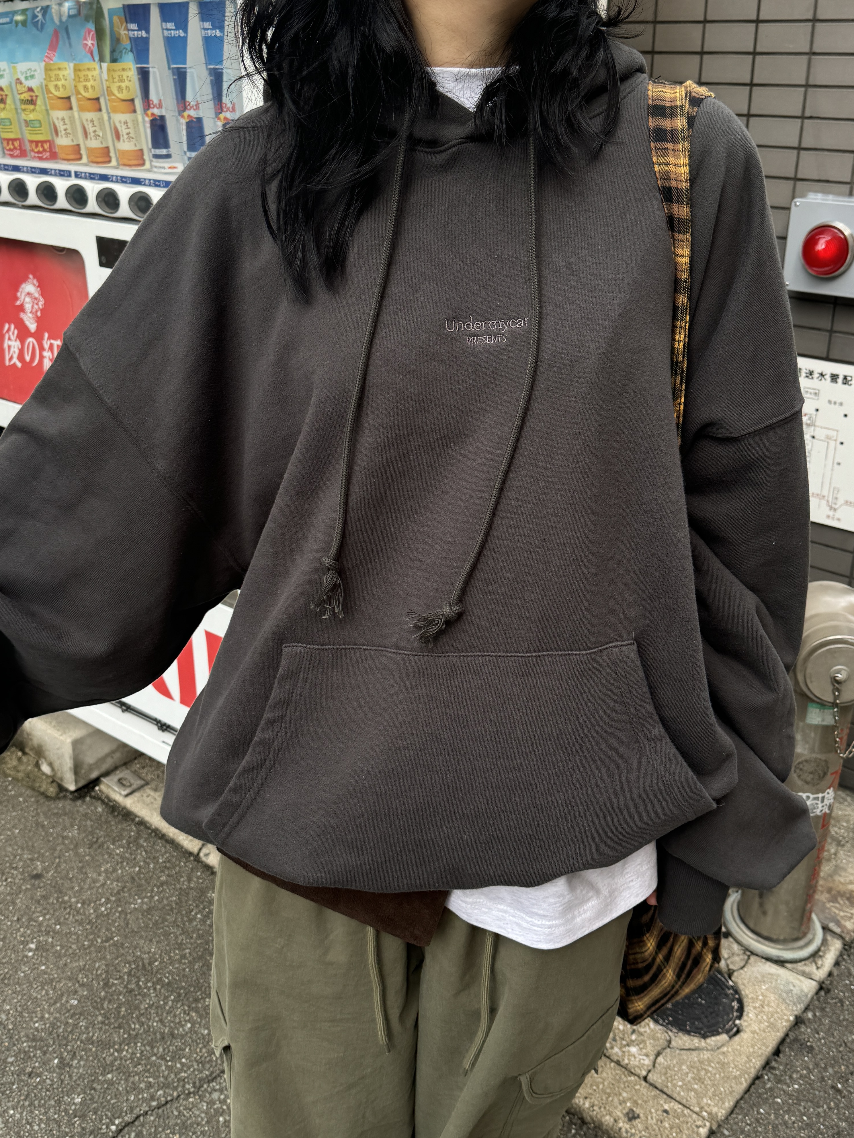 Undermycar Mu.09 Anti Fxxking Logo Play Oversized Hoodie Olive 착용 스타일 - 3