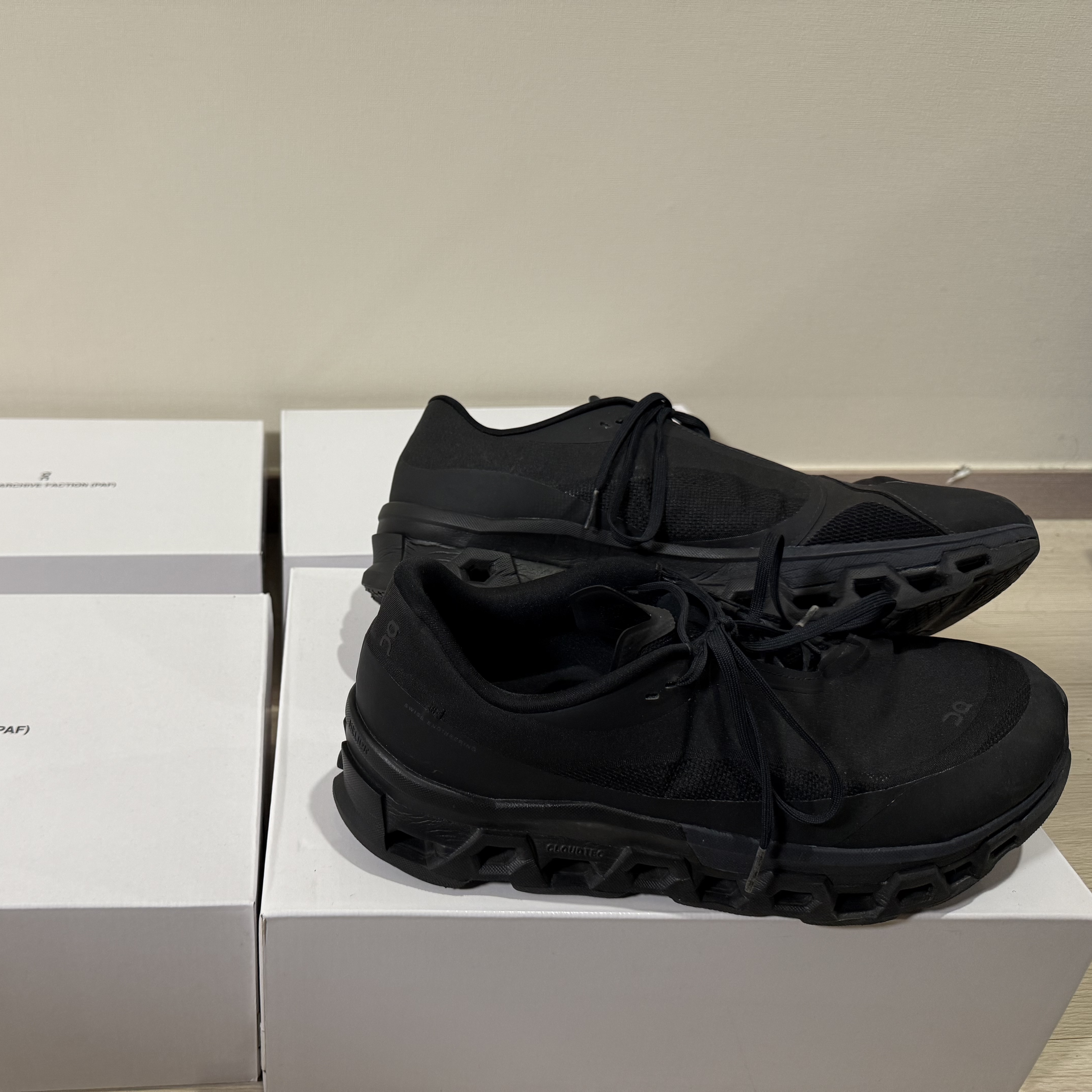 On Running x Post Archive Faction (Paf) Cloudventure Peak Cacao Espresso, On Running x Post Archive Faction (Paf) Cloudventure Peak All Black 착용 스타일 - 5