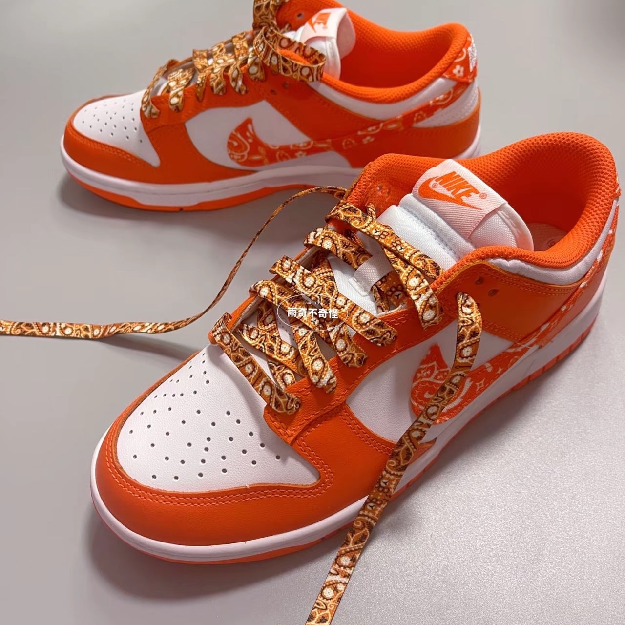 (W) Nike Dunk Low Essential Orange Paisley 착용 스타일 - 2