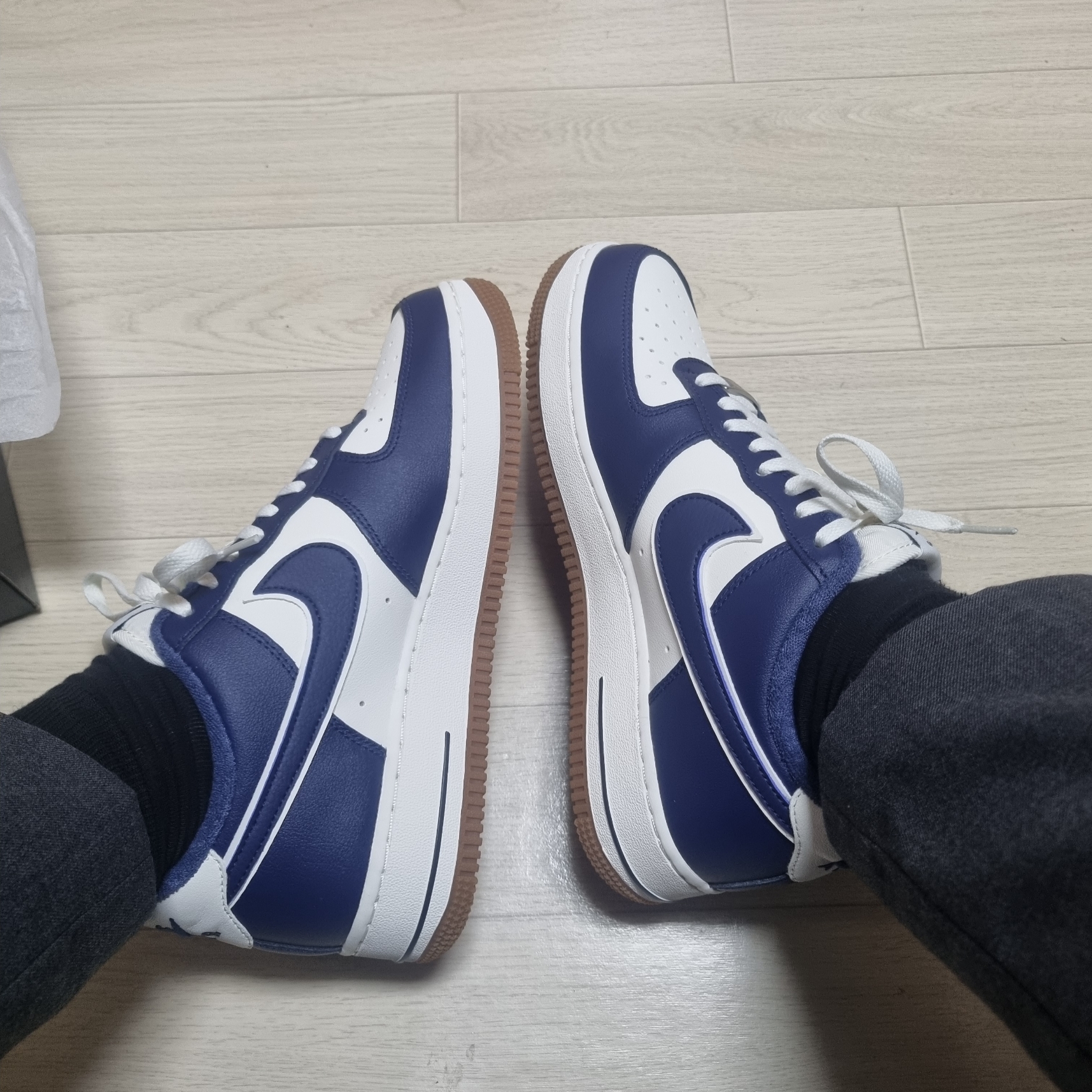 Nike Air Force 1 '07 LV8 Midnight Navy 착용 스타일