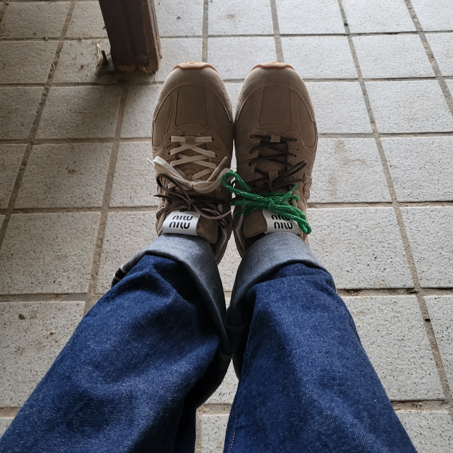 (W) New Balance x Miu Miu 530 Suede Mesh Sneakers Ecru 착용 스타일 - 3