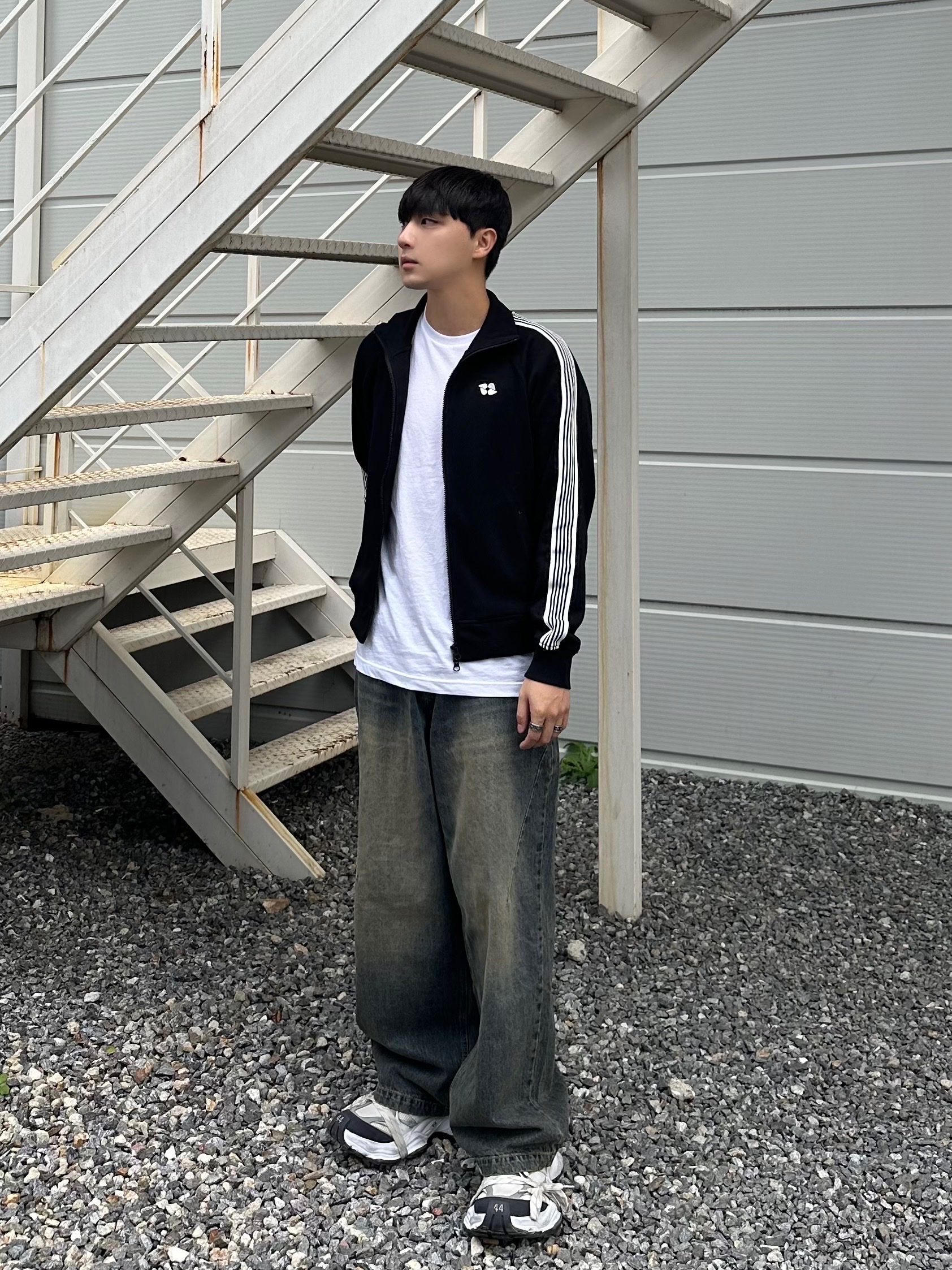 Balenciaga Cargo Sneakers White Grey 착용 스타일 - 1