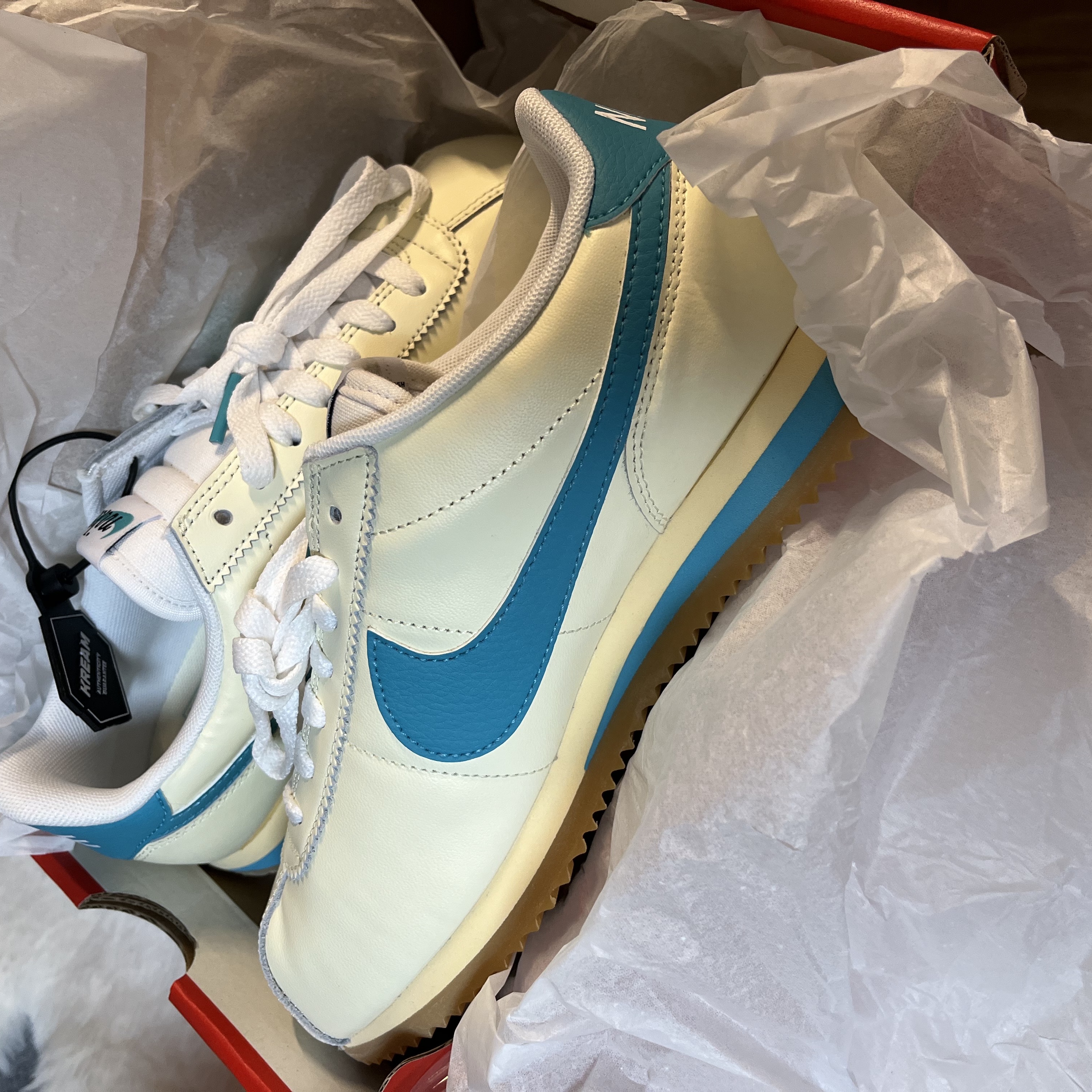 (W) Nike Cortez Coconut Milk Gum Yellow 착용 스타일
