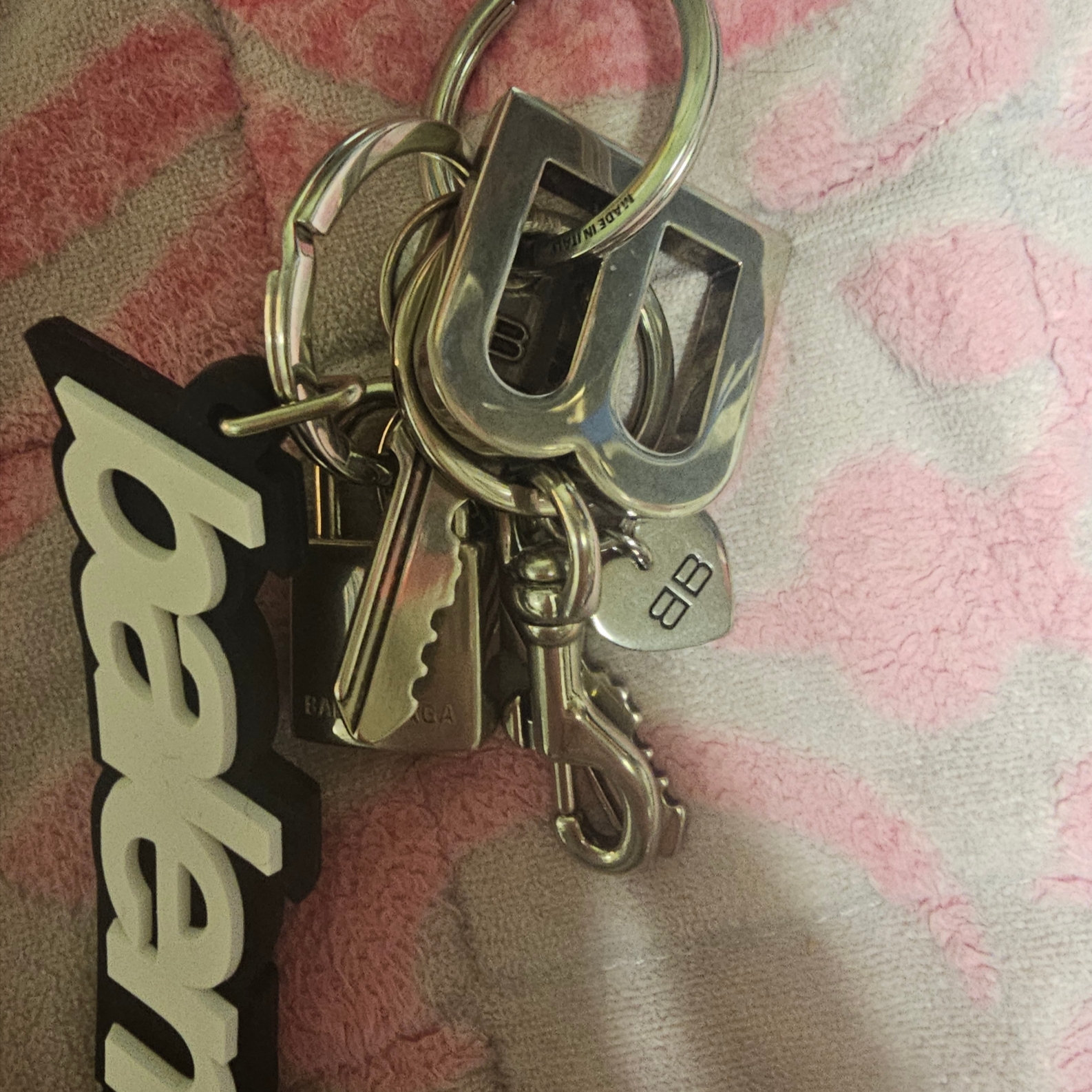 (W) Balenciaga Kit Keychain Multicolored 착용 스타일