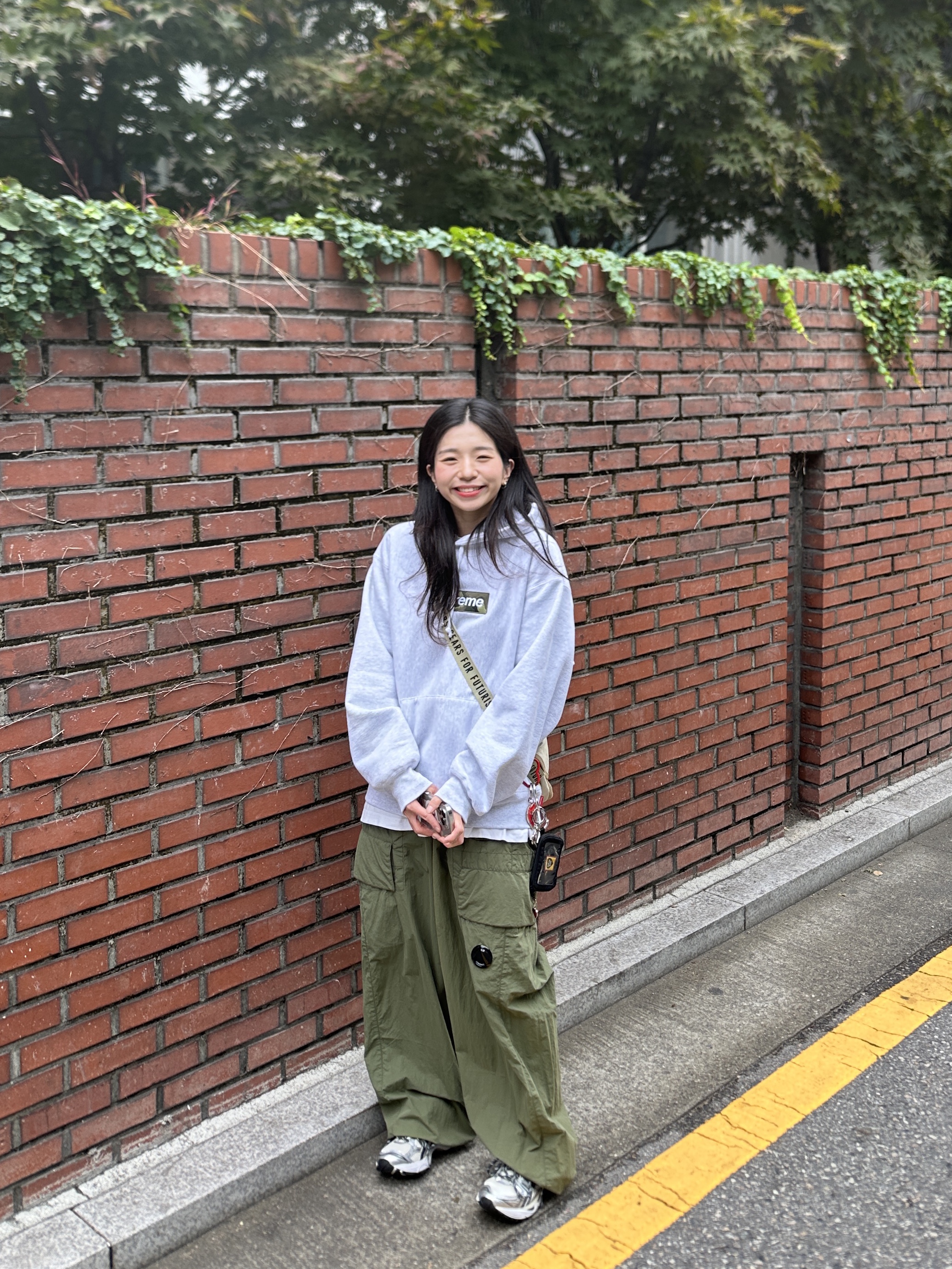 Supreme Box Logo Hooded Sweatshirt Ash Grey - 23FW, Asics x Kith Gel-Kayano 14 Cream Scarab 착용 스타일 - 3