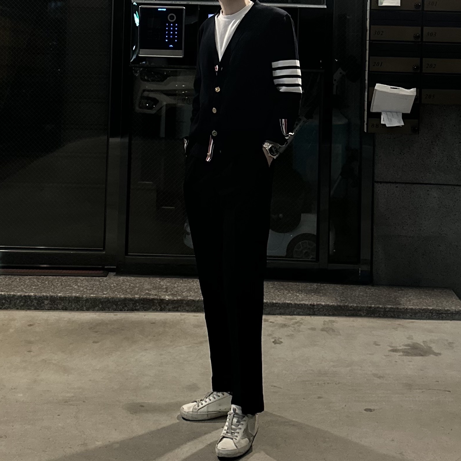 Thom Browne Milano Stitch 4-Bar Cardigan Navy, Golden Goose Superstar White Silver Heel Tab Sneakers 착용 스타일