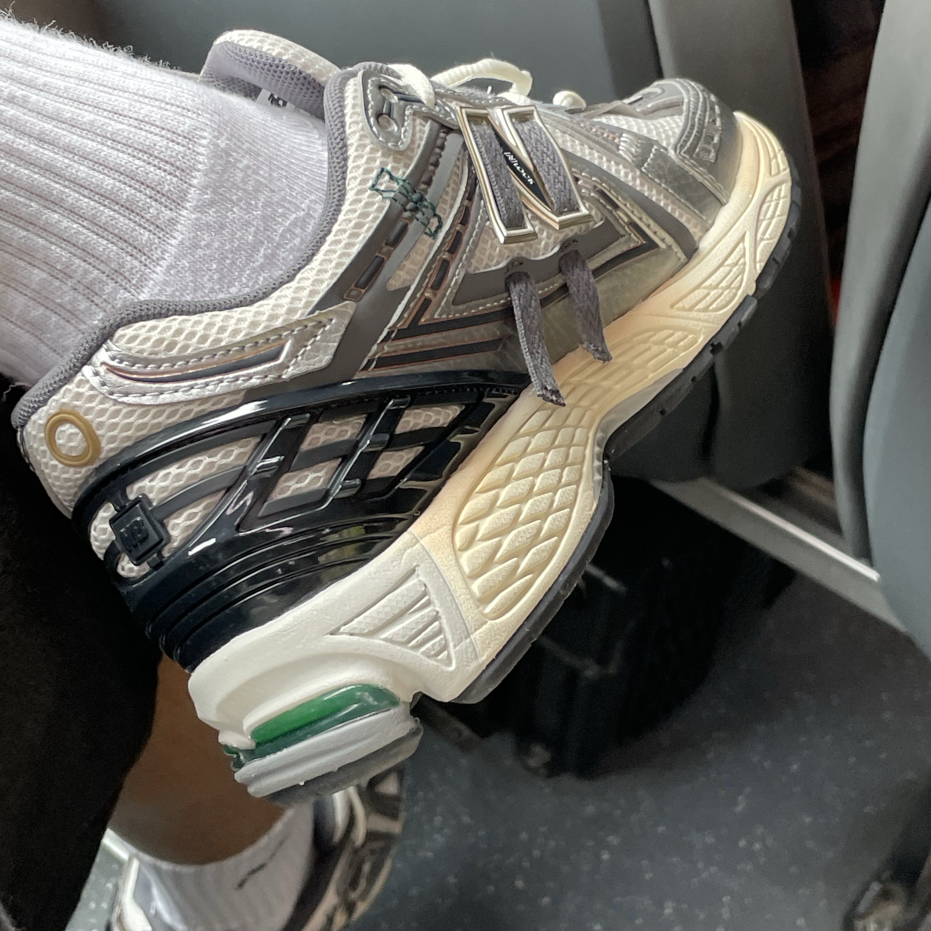 New Balance 1906A Silver Metallic Castlerock 착용 스타일
