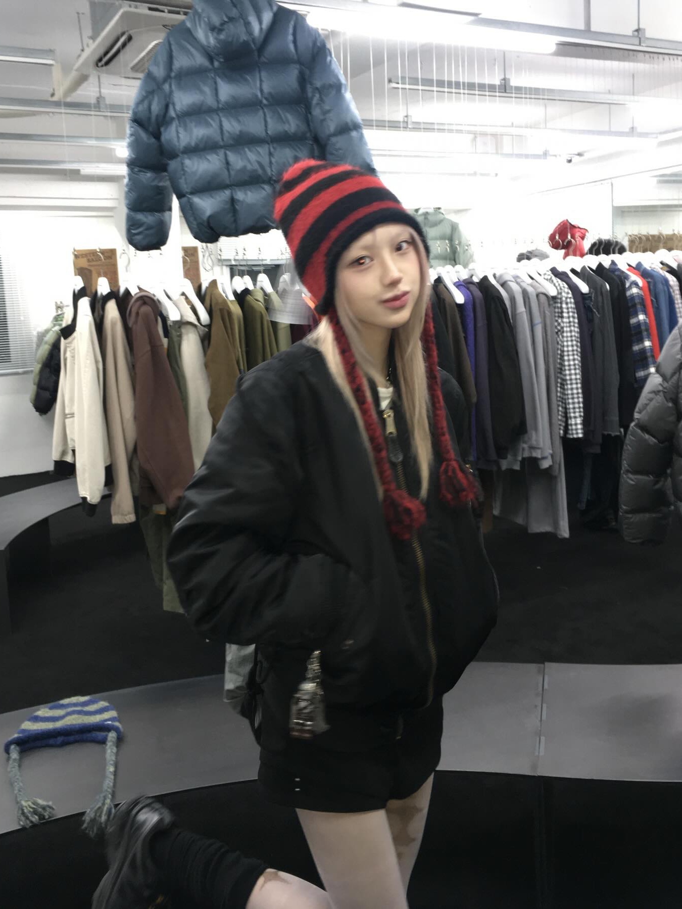 Thevinylhouse Ear Flap Stripe Beanie Red, Thevinylhouse Ear Flap Stripe Beanie Green 착용 스타일