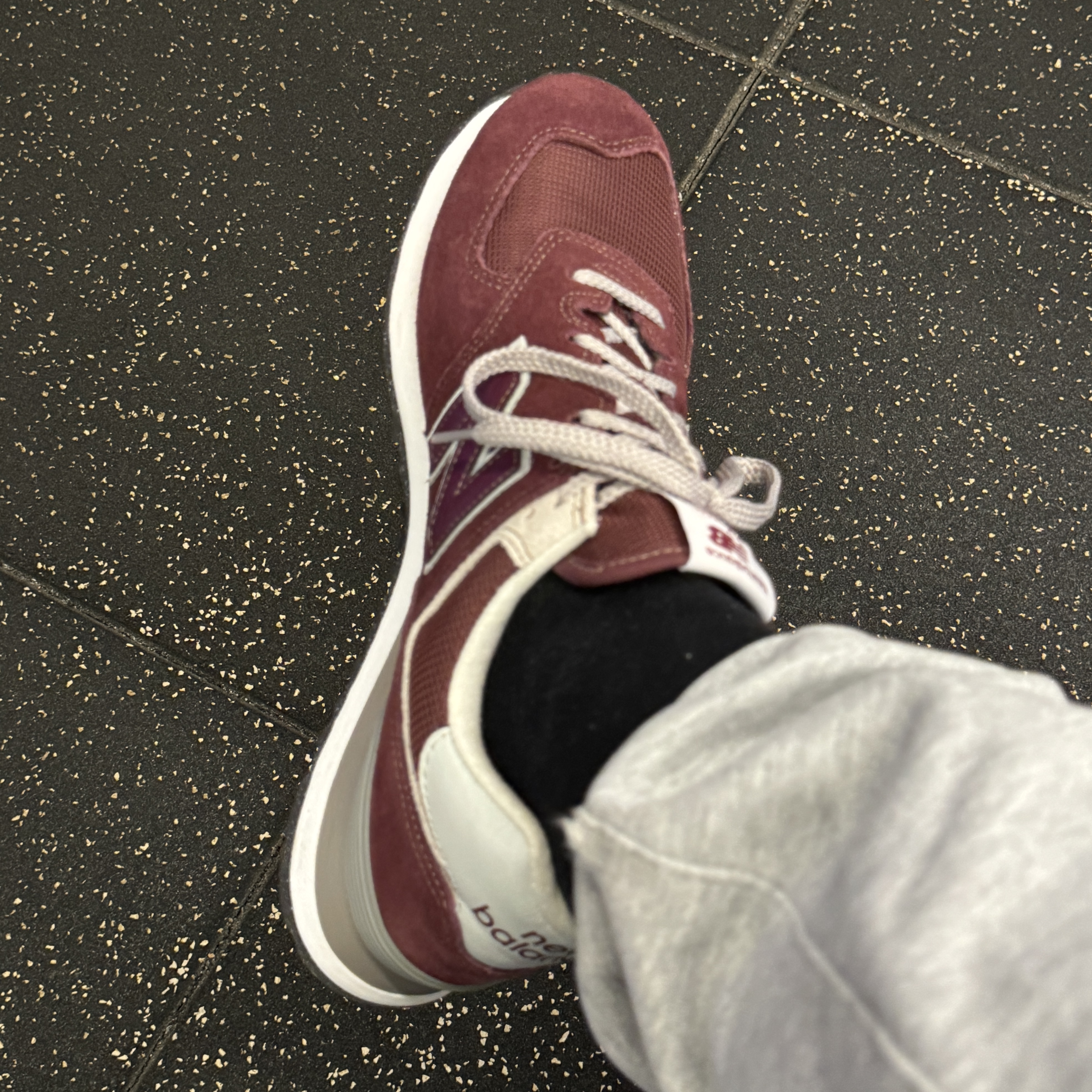 New Balance 574 Burgundy - D Standard 착용 스타일