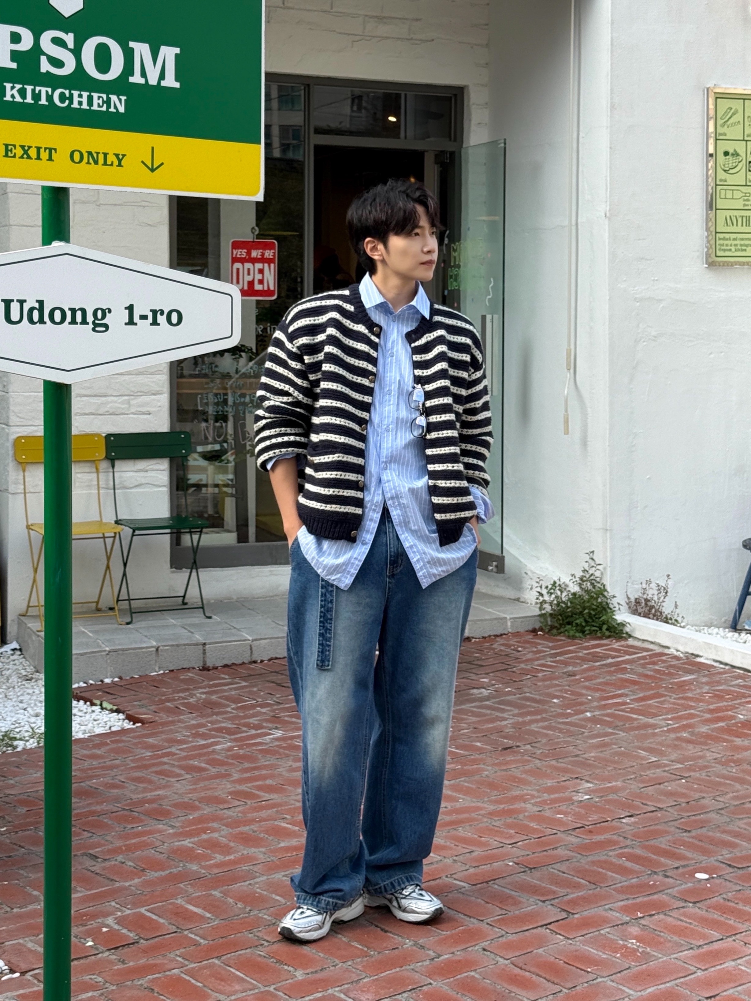 [KREAM 단독 리오더] STU Round Neck Stripe Cardigan Navy 착용 스타일 - 10