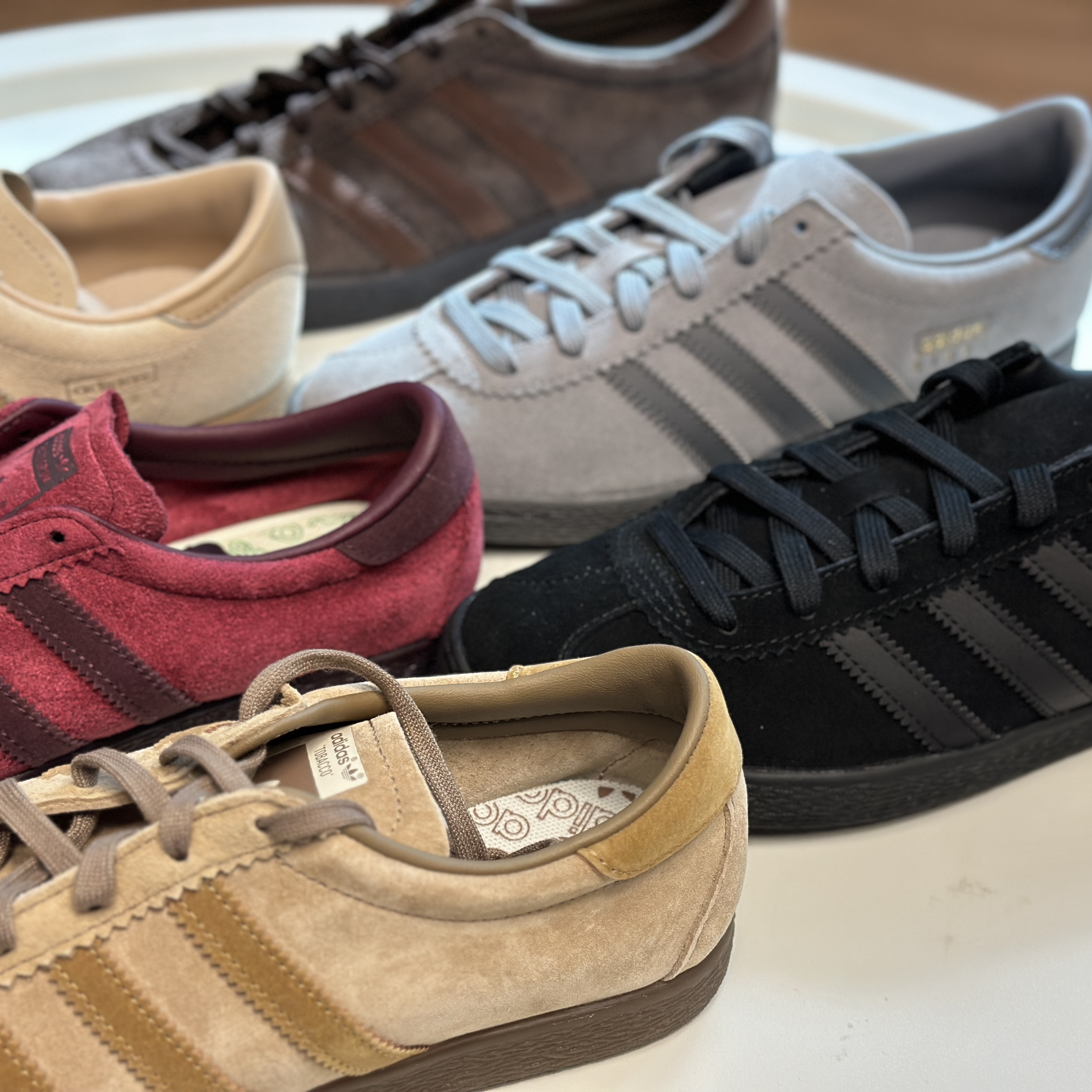 Adidas Tobacco Gruen Collegiate Burgundy, Adidas Tobacco Pantone Mesa 착용 스타일 - 2