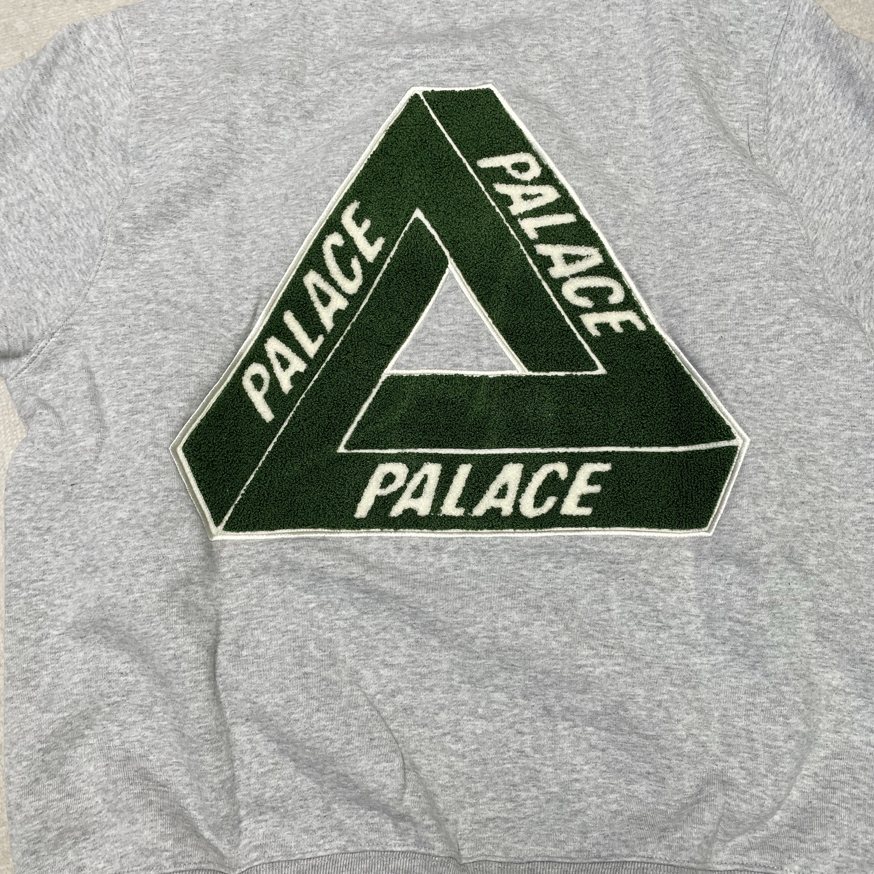 Palace Chenille Tri-Ferg Crew Grey Marl - 24FW 착용 스타일 - 3