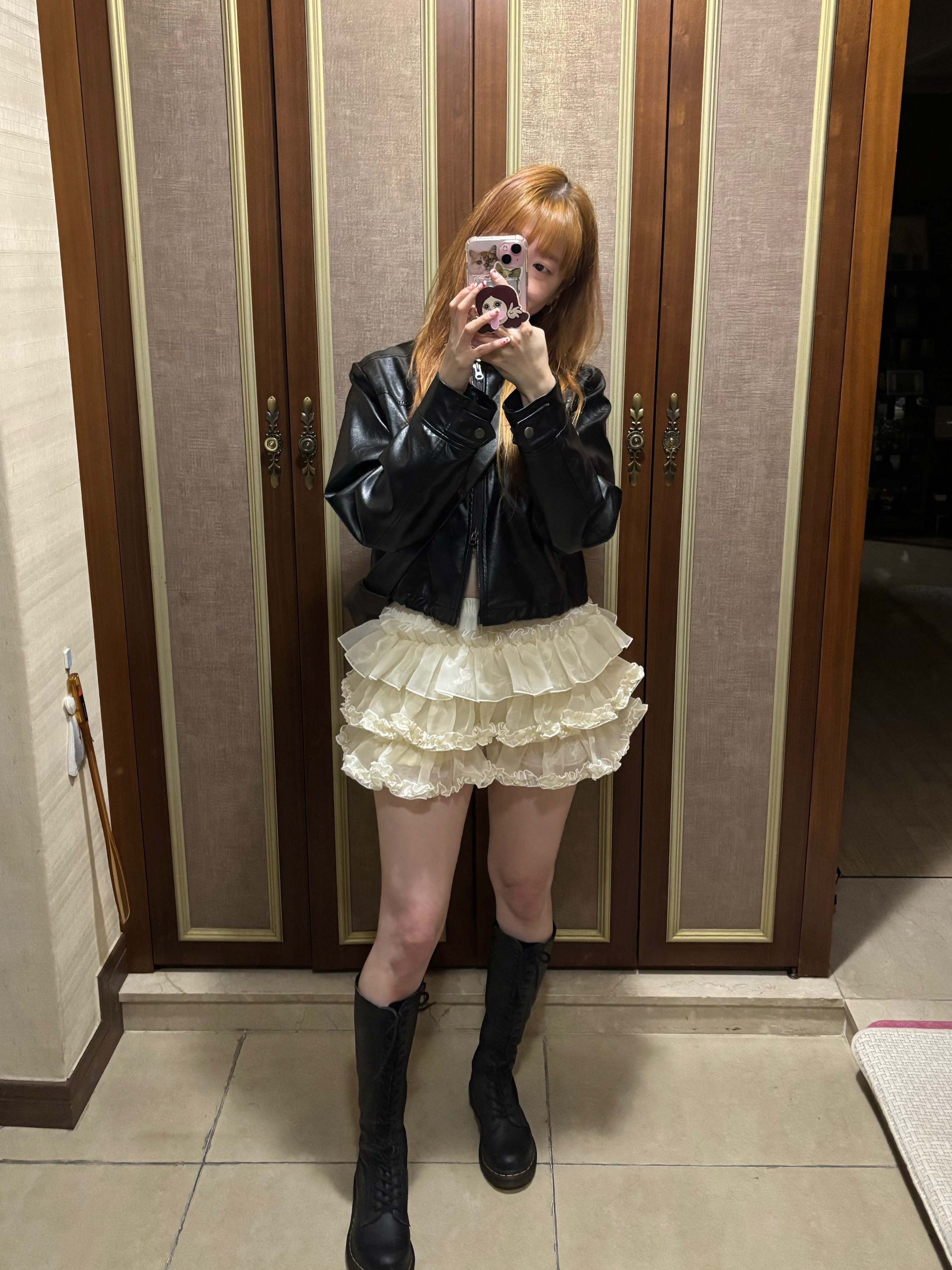 (W) Dr. Martens 1B60 Boots Black, Roughneck Tutu pants skirt cream 착용 스타일 - 1