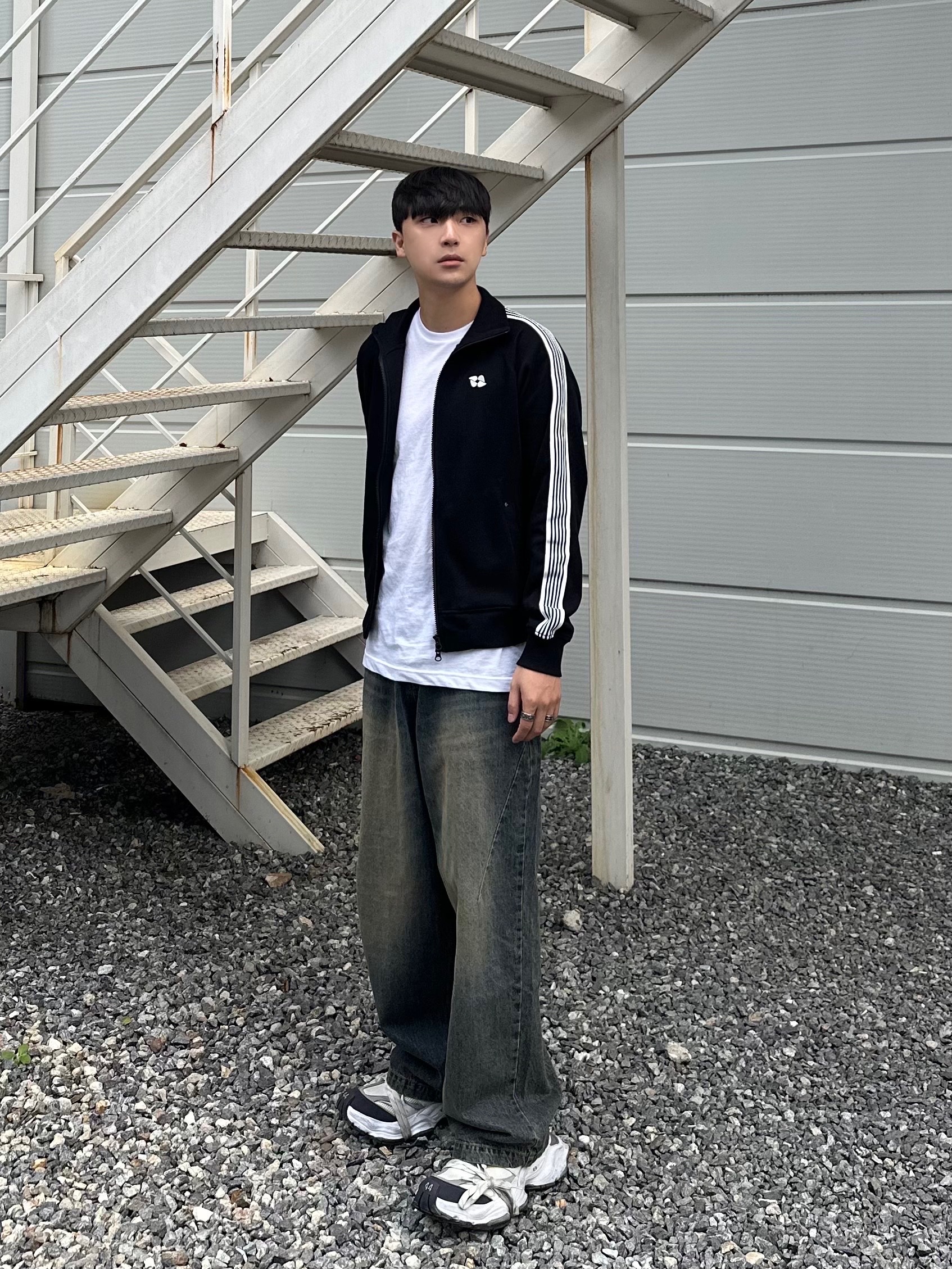 Balenciaga Cargo Sneakers White Grey 착용 스타일 - 2