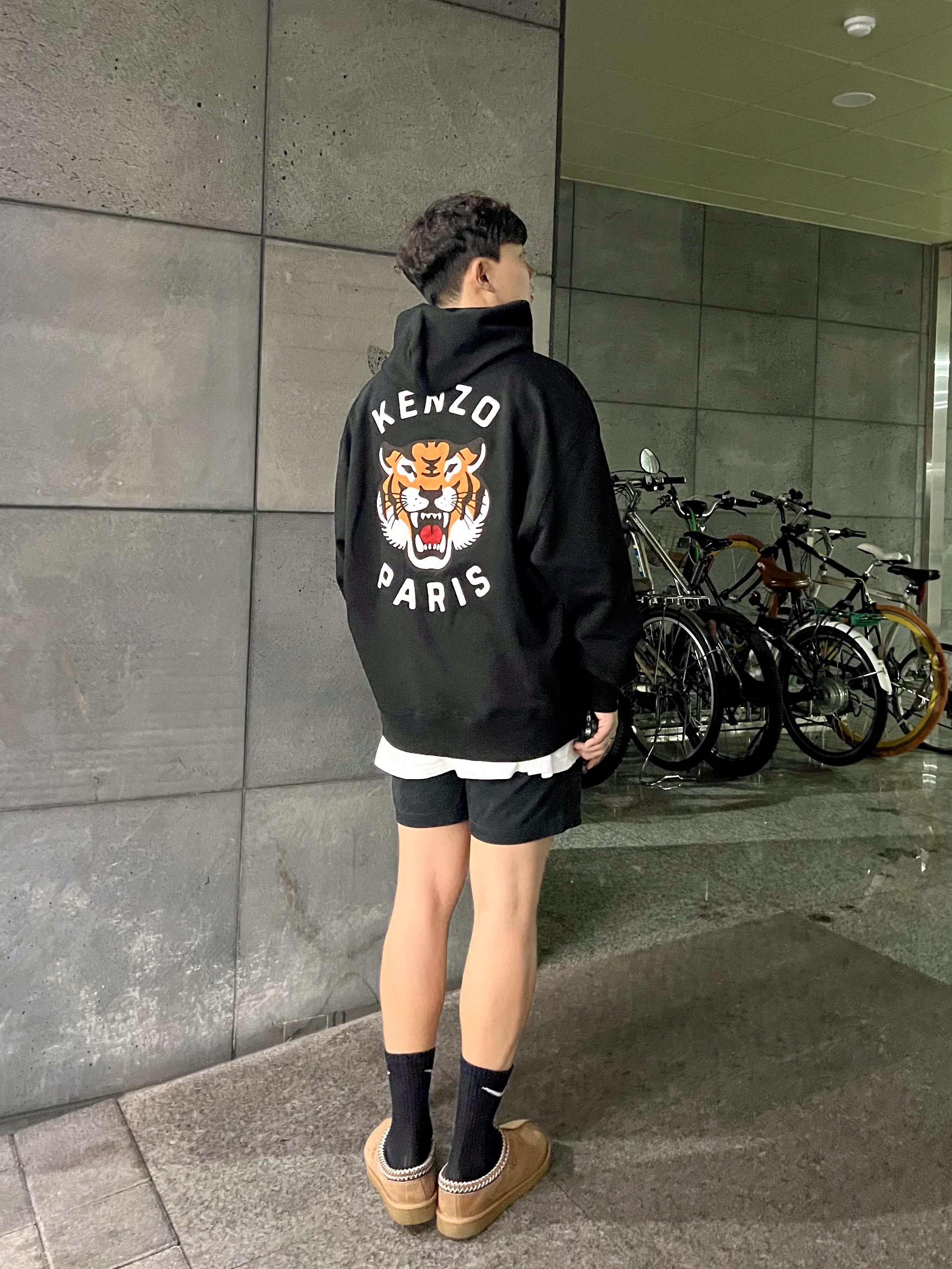 Kenzo Lucky Tiger Oversize Hoodie Black - 24FW, UGG Tasman Slipper Chestnut 착용 스타일