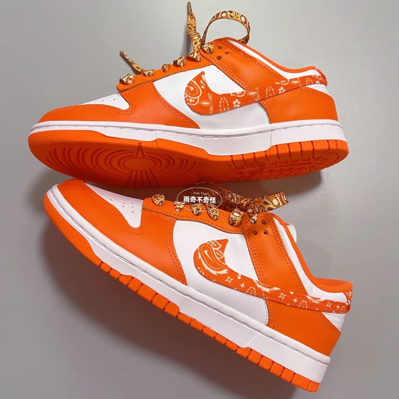 (W) Nike Dunk Low Essential Orange Paisley 착용 스타일 - 1