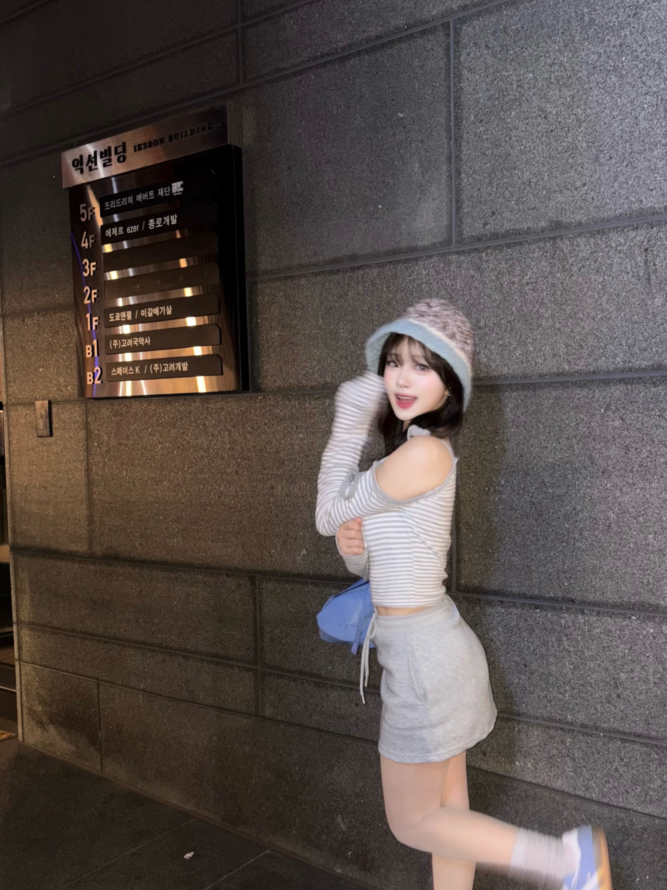 Allincomplete Shell Crochet Hat Brown & Aqua 착용 스타일 - 3