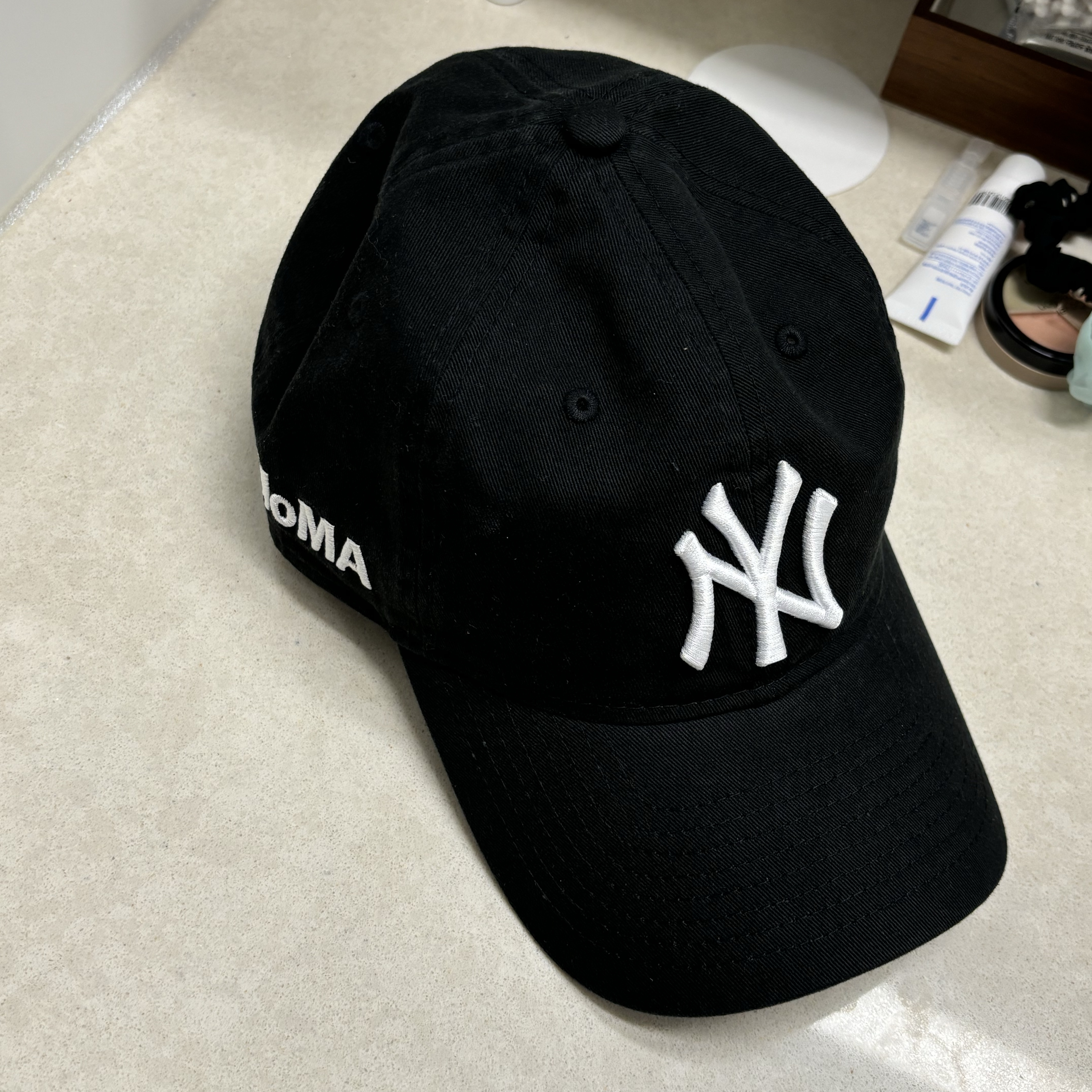 New Era x MoMA New York Yankees Cap Black 착용 스타일
