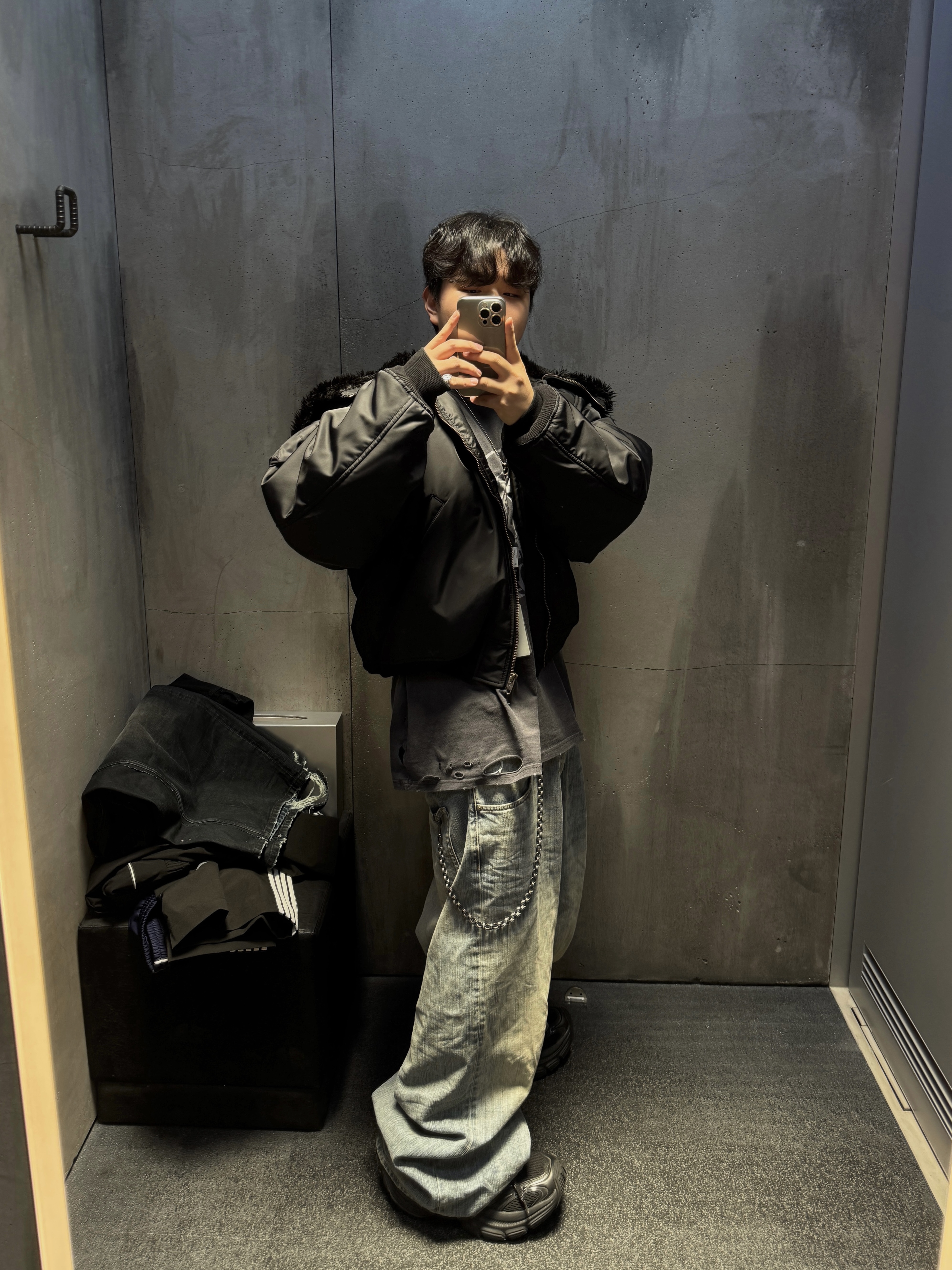 Balenciaga Hooded Bomber Black, Balenciaga 10XL Sneakers Black 착용 스타일 - 1