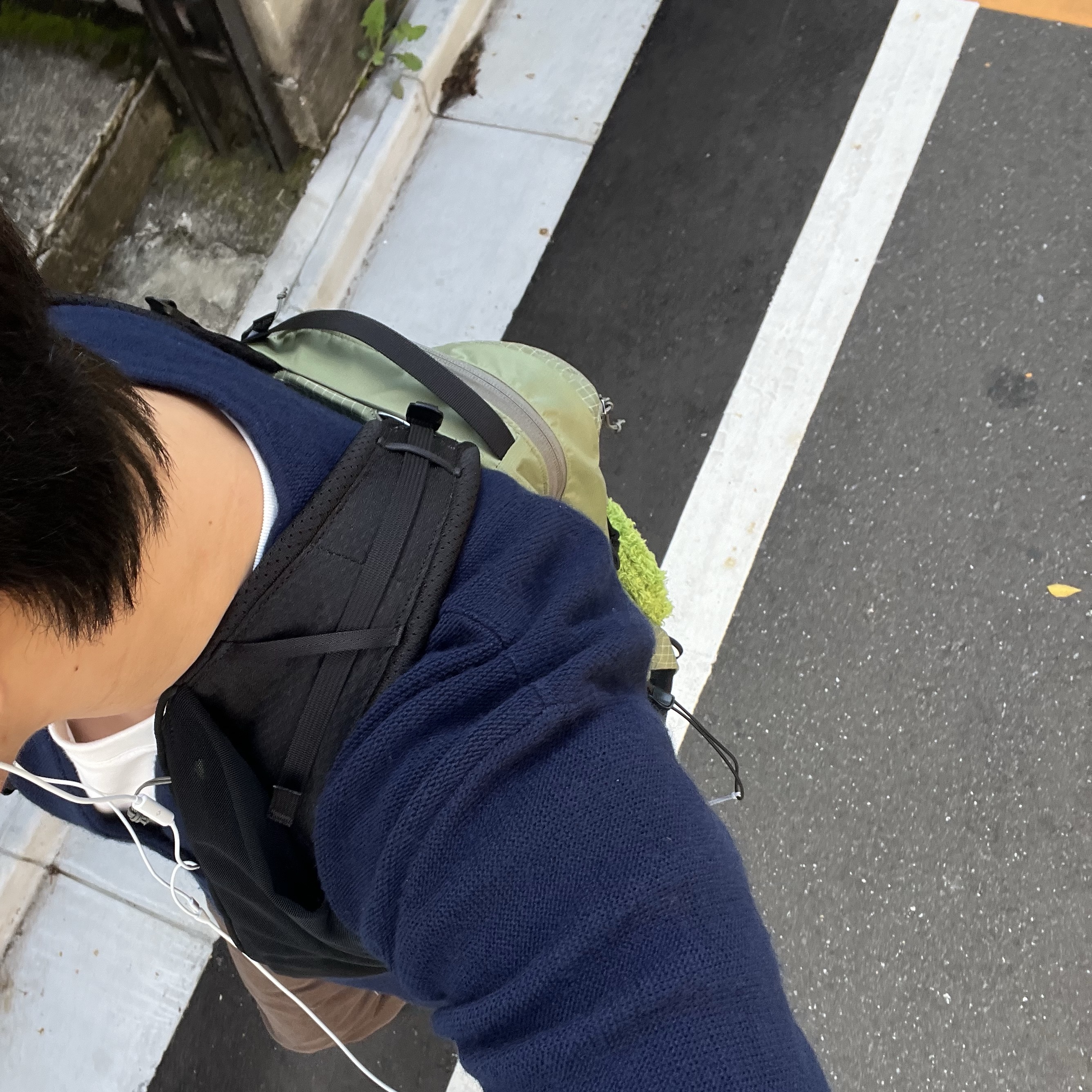 Arc'teryx Aerios 18 Backpack Chloris Forage 착용 스타일 - 1