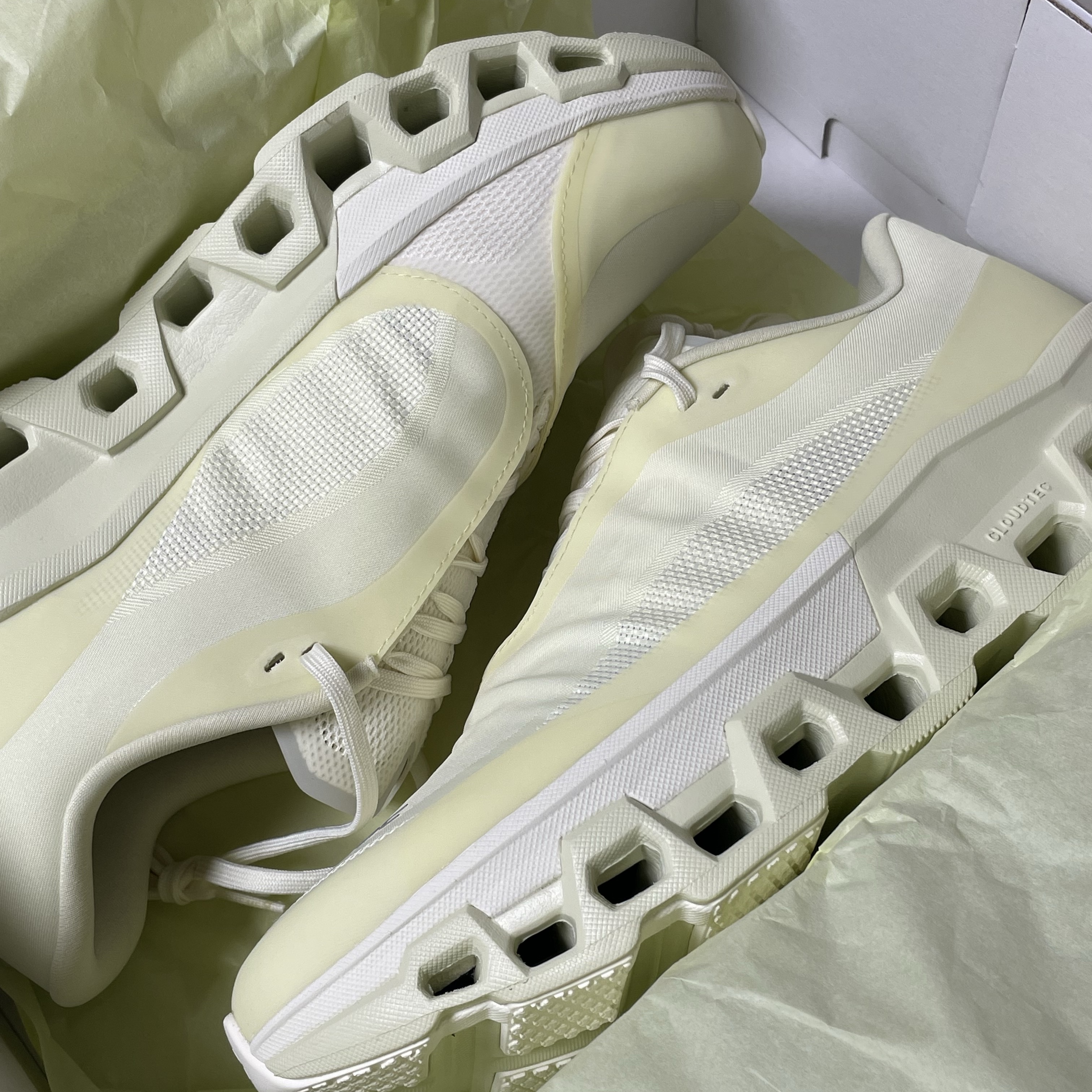 On Running x Post Archive Faction (Paf) Cloudmonster 2 Seedling White 착용 스타일 - 2
