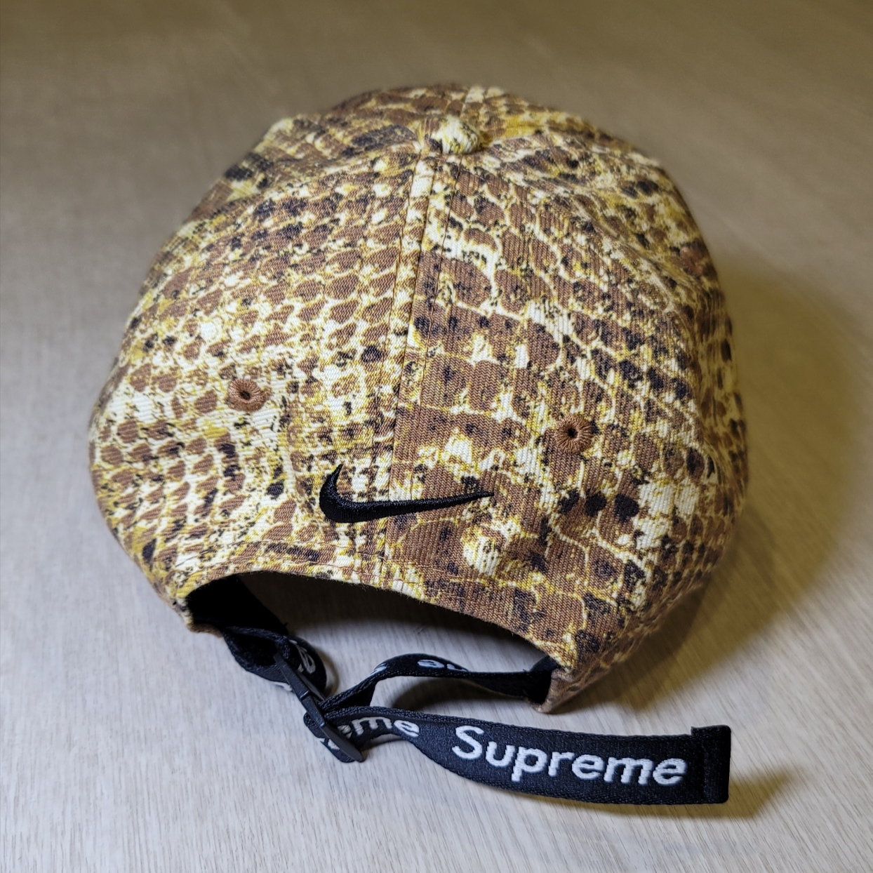 Supreme x Nike ACG Denim 6-Panel Gold Snakeskin - 22FW 착용 스타일 - 2