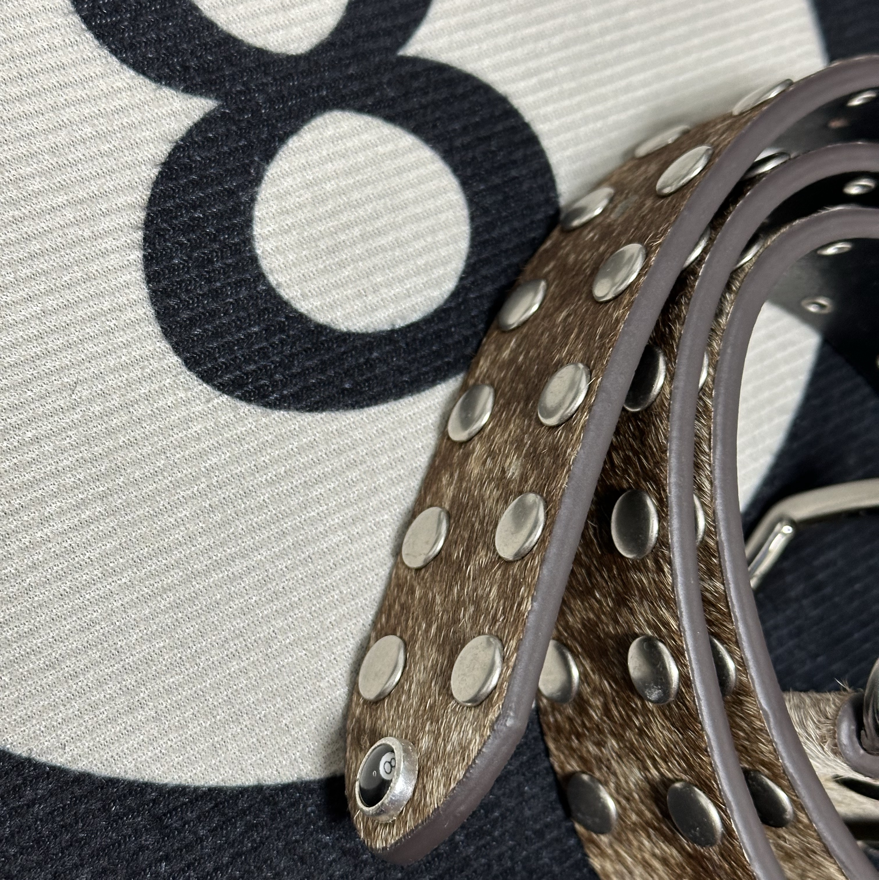 Stussy 8 Ball Studded Belt Bone 착용 스타일