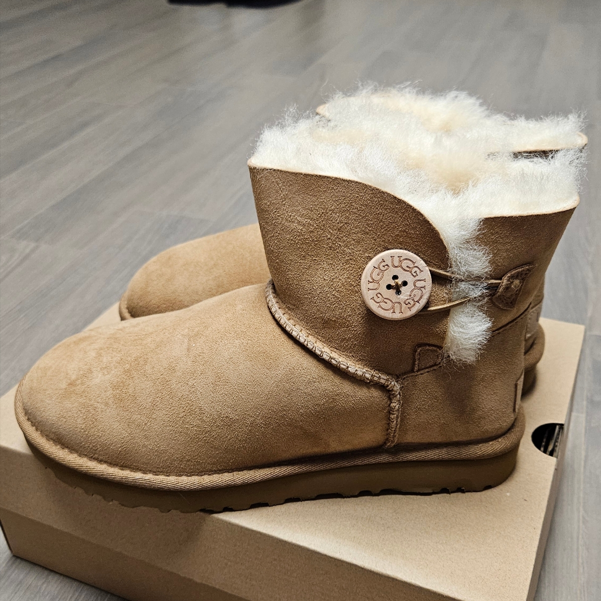 (W) UGG Mini Bailey Button II Boots Chestnut 착용 스타일 - 1