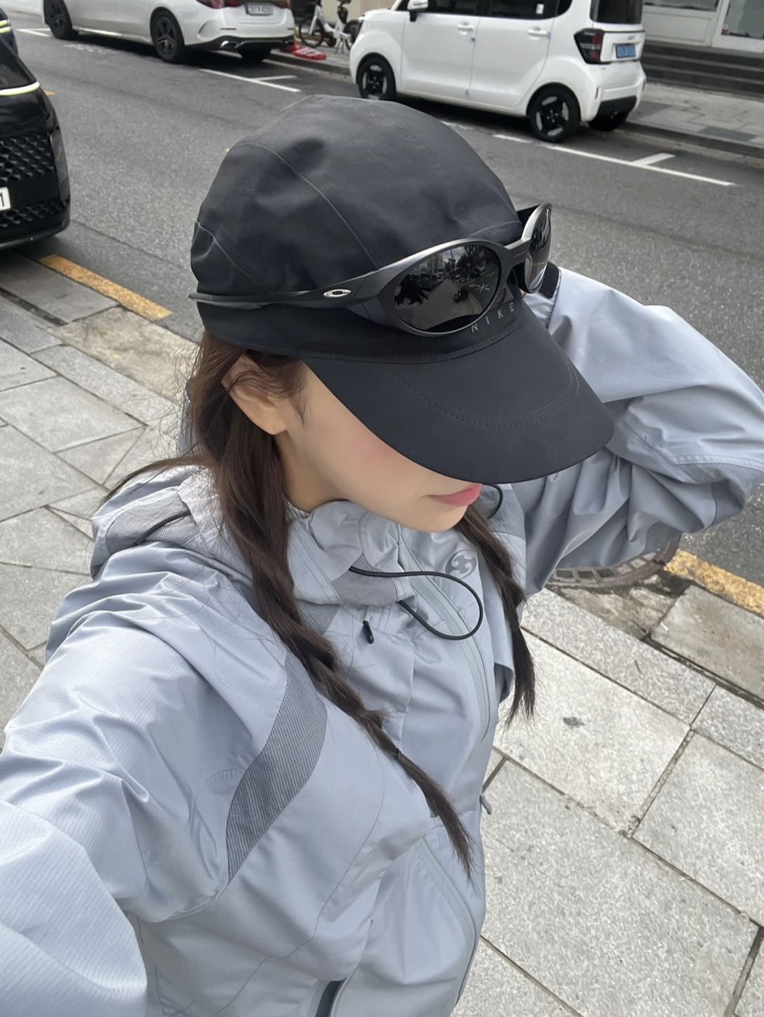 Sansan Gear Wind Shielded Jacket Ice Grey - 24SS, Oakley Eye Jacket Redux Matte Black Frame Prizm Grey Lenses High Bridge Fit 착용 스타일