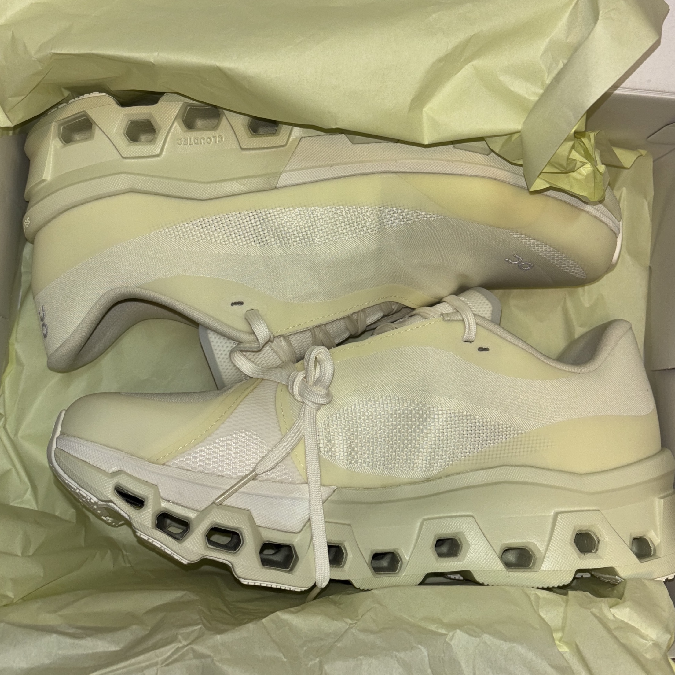 (W) On Running x Post Archive Faction (Paf) Cloudmonster 2 Seedling White 착용 스타일