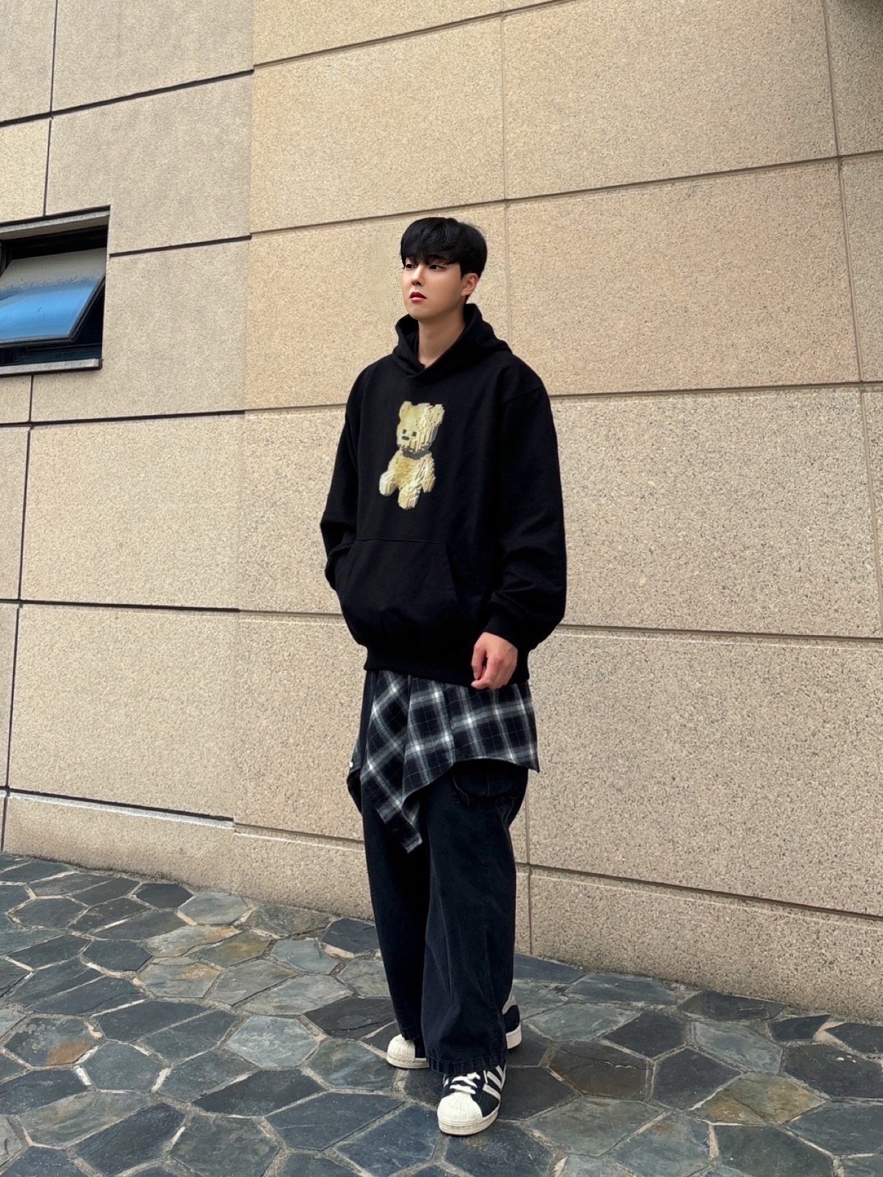 Adidas Superstar 82 Black White 착용 스타일 - 1