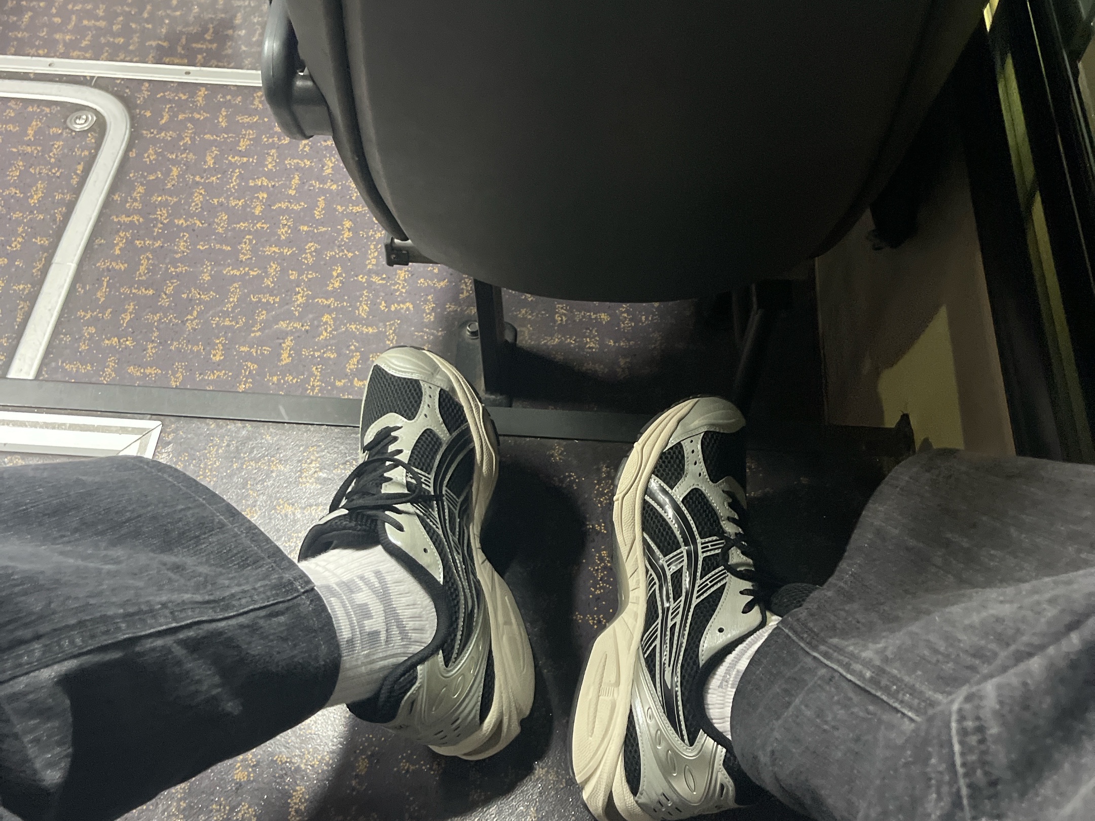Asics Gel-Kayano 14 Black Seal Grey 착용 스타일