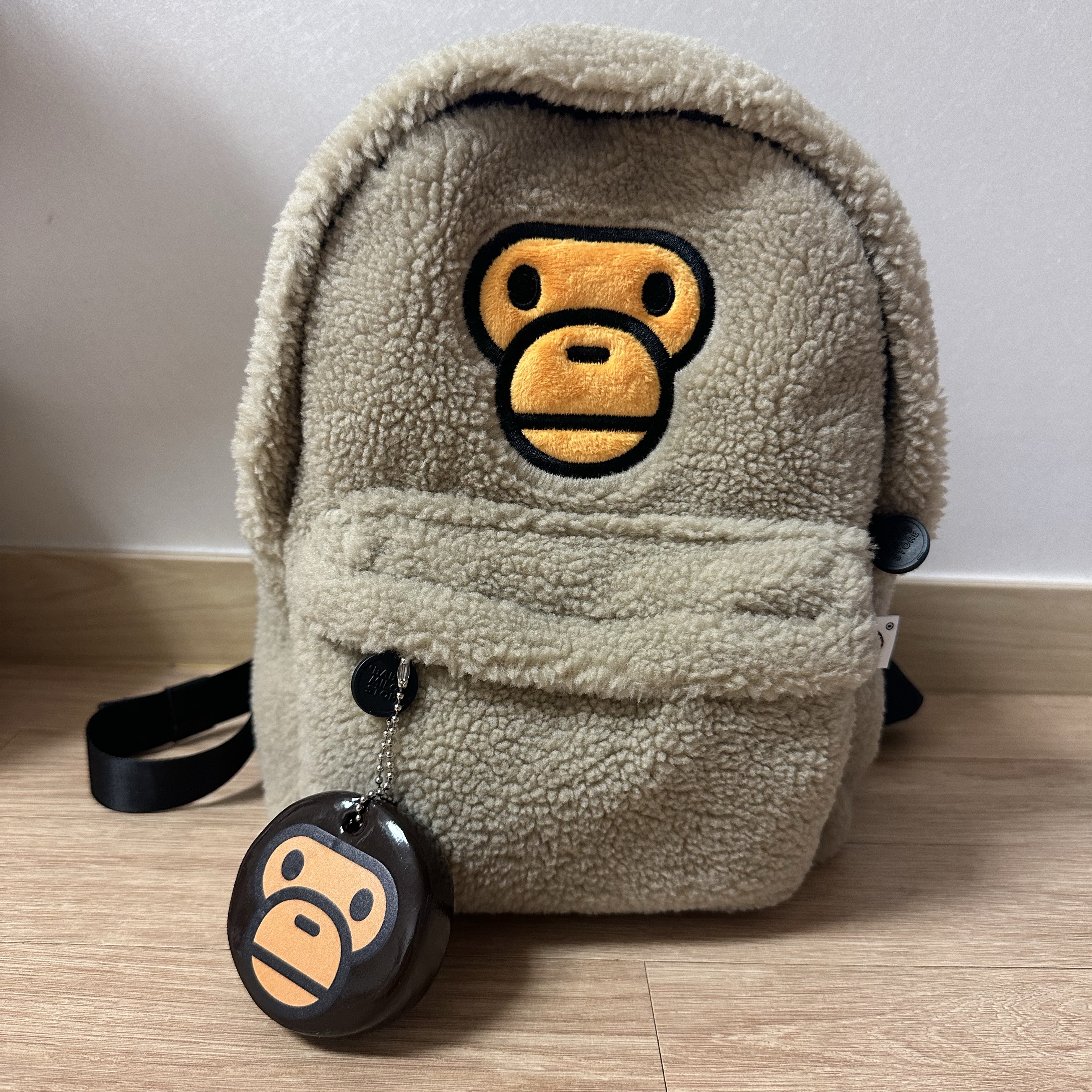 BAPE Baby Milo Mini Fur Backpack Beige 착용 스타일