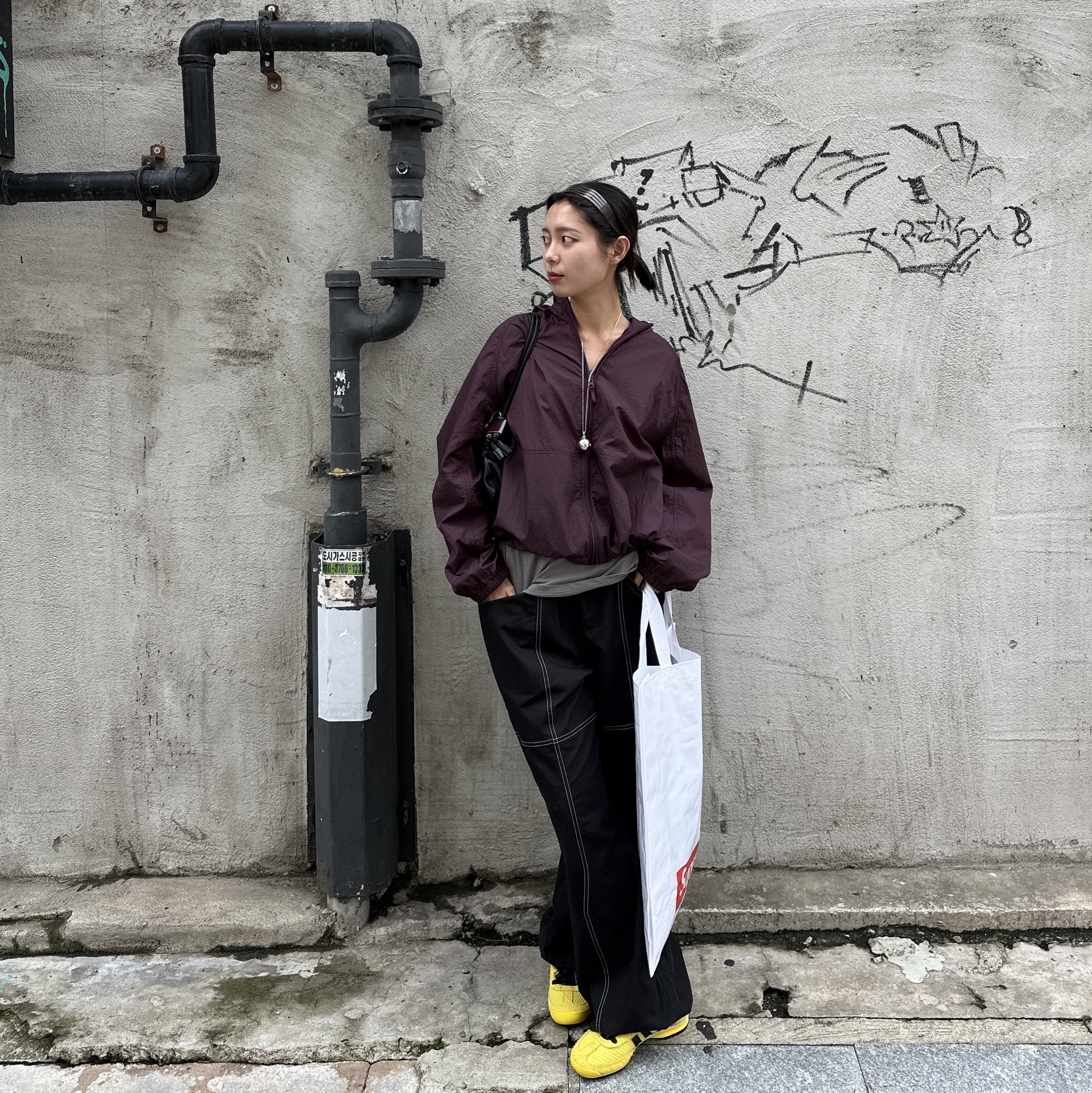 FARVEN Apta Windbreaker Wine, Adidas x Wales Bonner SL 76 Yellow Core Black 착용 스타일 - 1