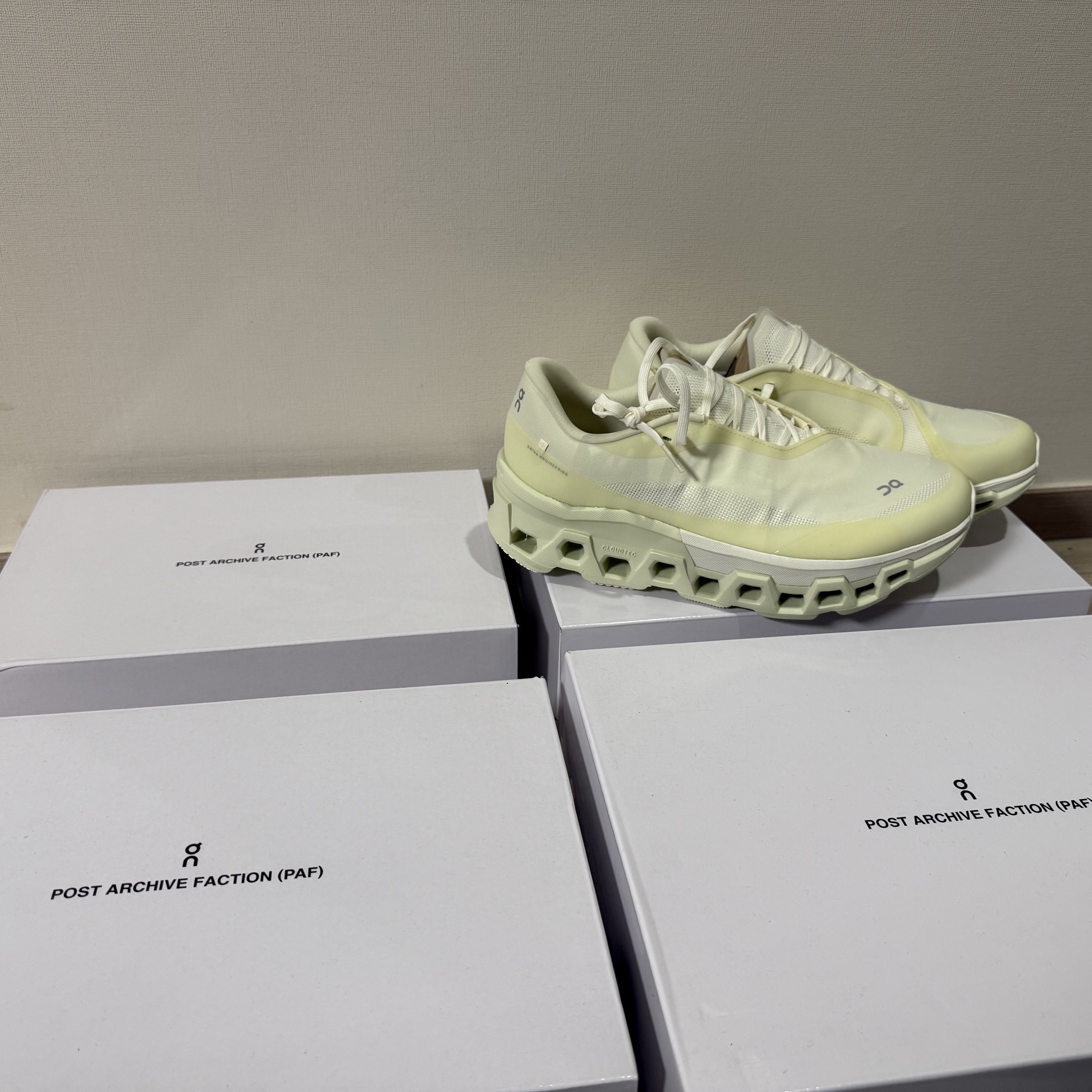 On Running x Post Archive Faction (Paf) Cloudventure Peak Cacao Espresso, On Running x Post Archive Faction (Paf) Cloudventure Peak All Black 착용 스타일 - 4
