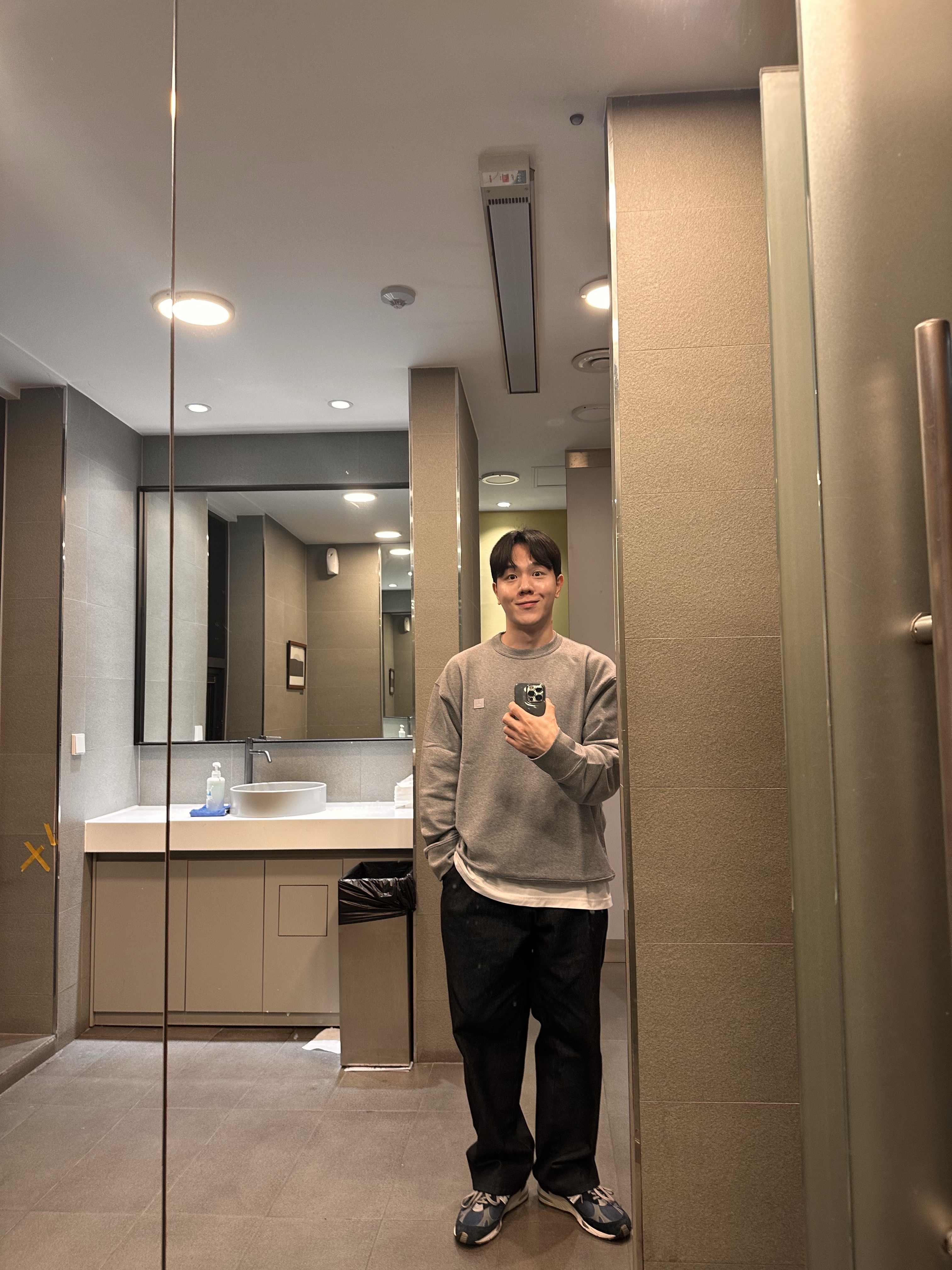 Acne Studios Fonbar Face Crewneck Sweatshirt Light Grey Melange, New Balance 991 Made in UK Navy 착용 스타일
