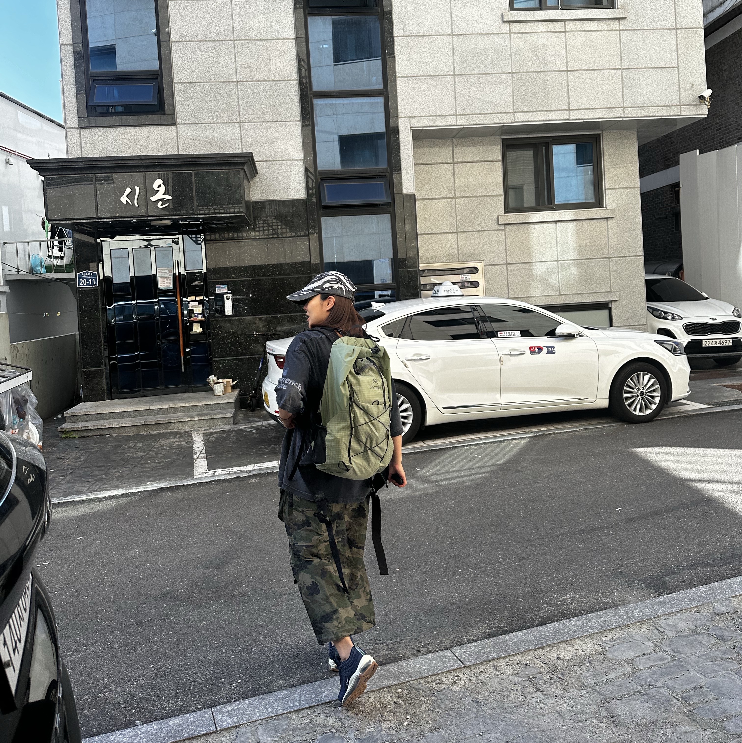 Arc'teryx Aerios 35 Backpack Black, Thug Club Chopper Cap Black 착용 스타일 - 1