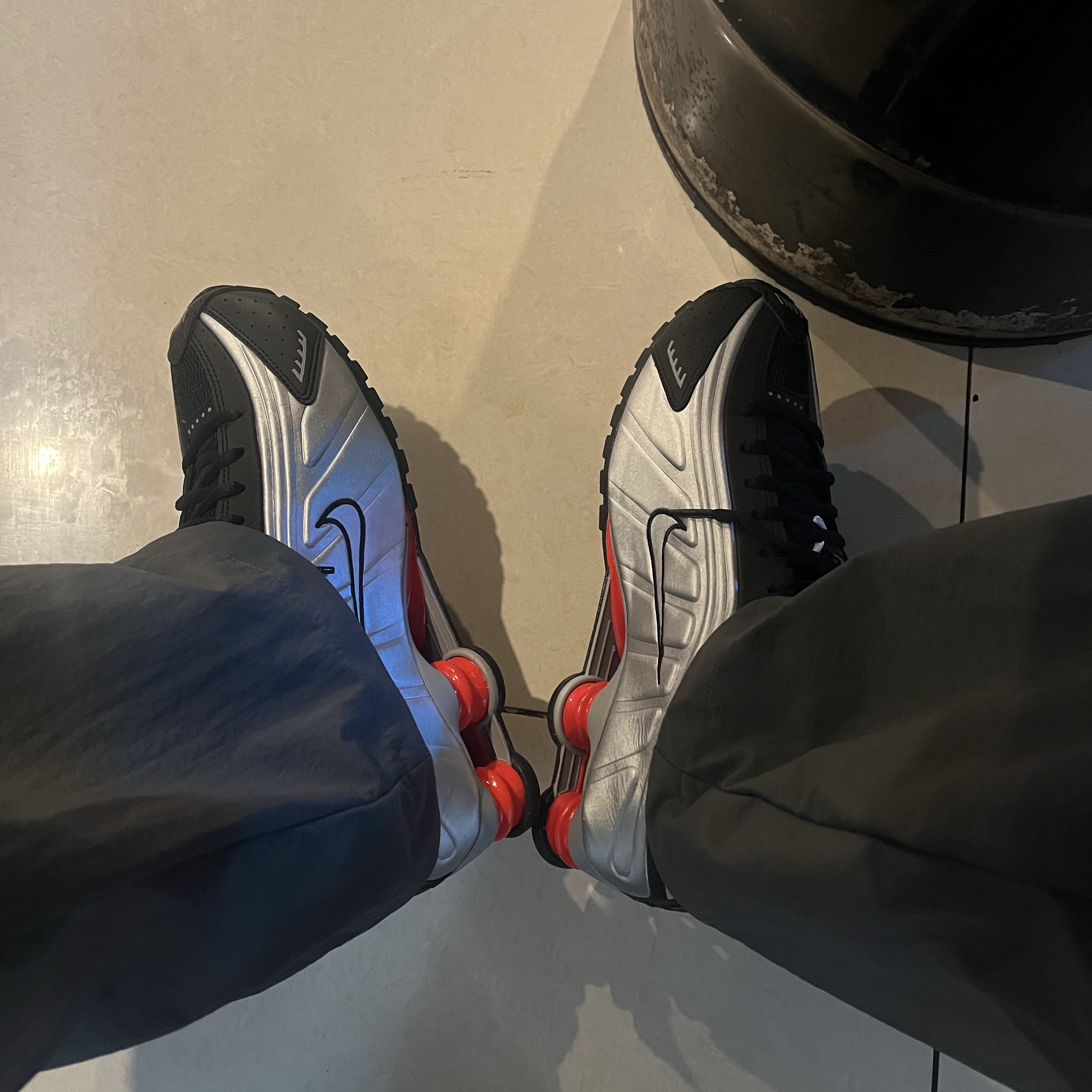 Nike Shox R4 Black and Metallic Silver 착용 스타일