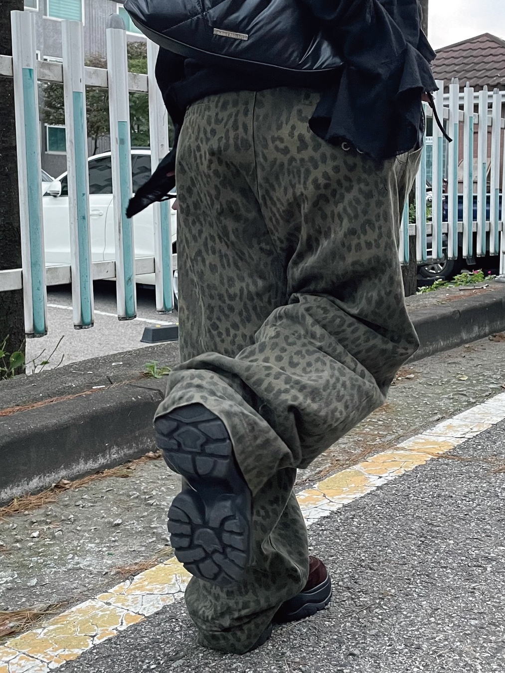 ersco Leopard Baggy Trousers Khaki 착용 스타일 - 5