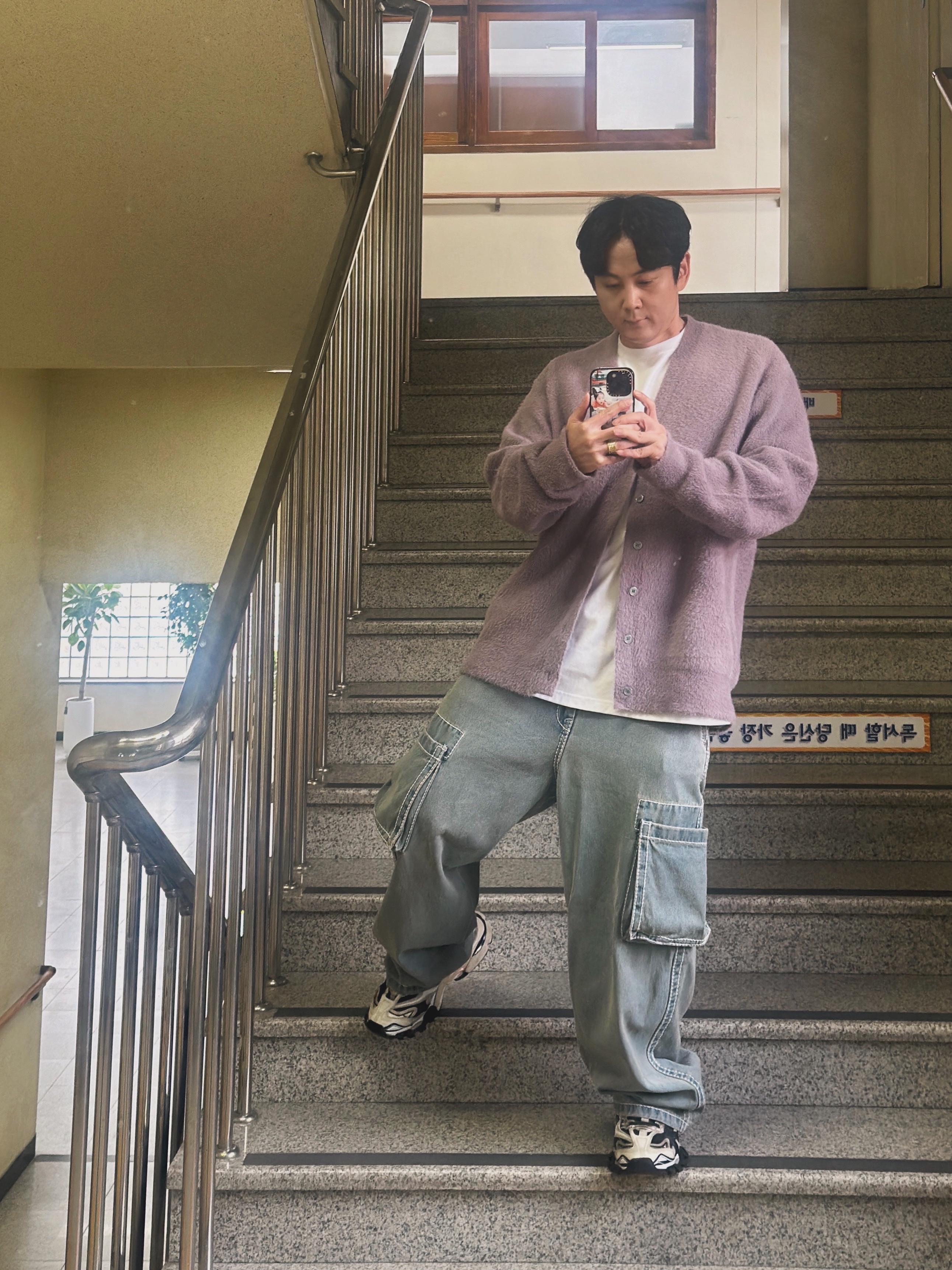 True Religion Classic Cargo Pants Light Indigo 착용 스타일