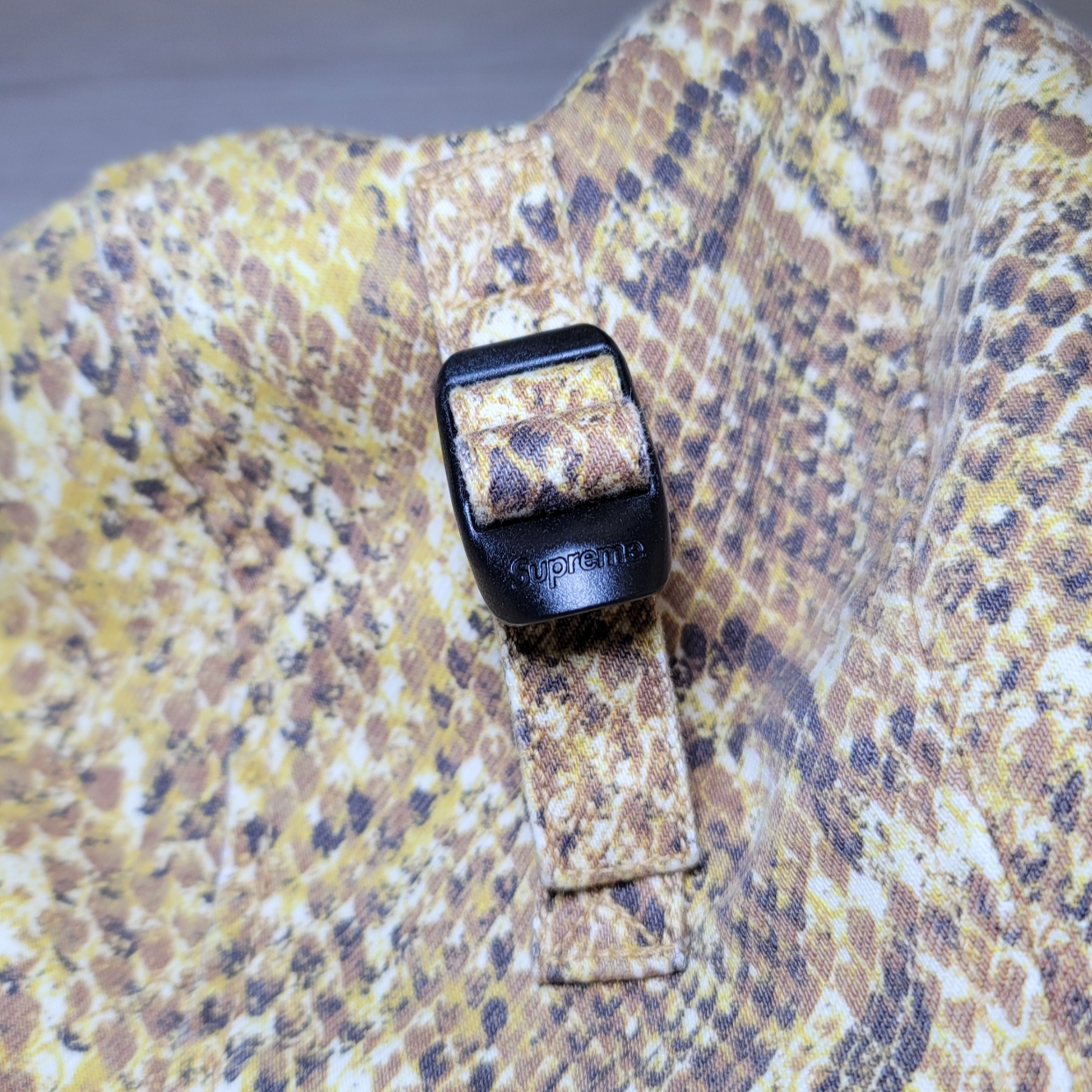 Supreme x Nike ACG Denim Pullover Gold Snakeskin - 22FW 착용 스타일 - 4