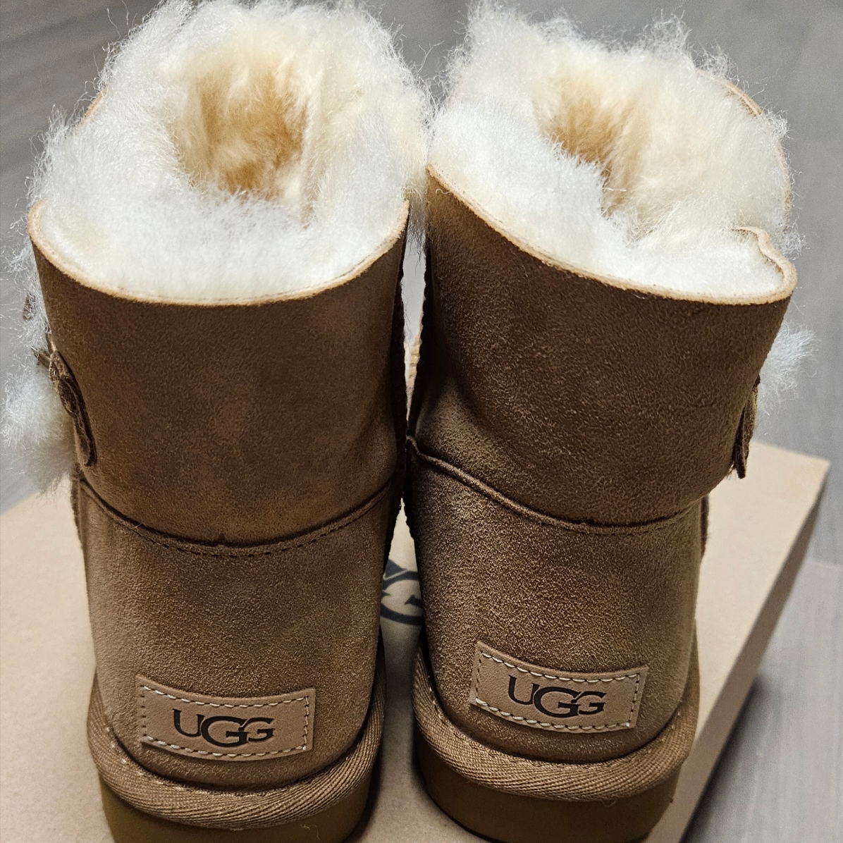 (W) UGG Mini Bailey Button II Boots Chestnut 착용 스타일 - 4