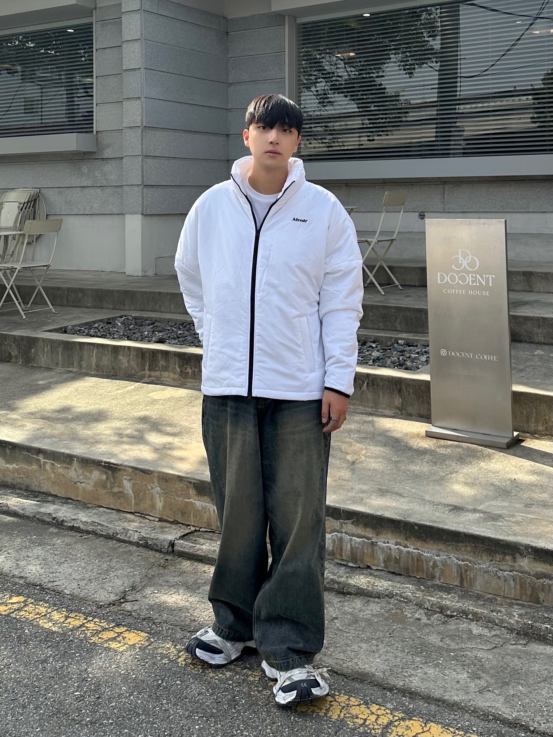 Balenciaga Cargo Sneakers White Grey 착용 스타일 - 1