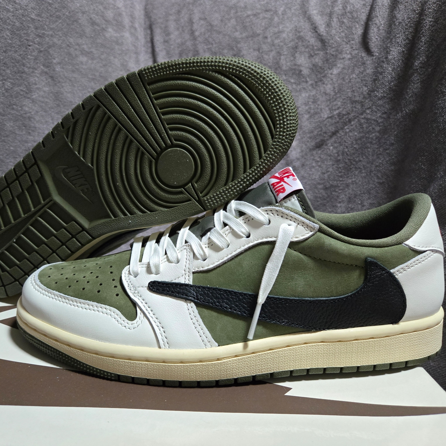 Jordan 1 x Travis Scott Retro Low OG SP Reverse Olive 착용 스타일 - 2