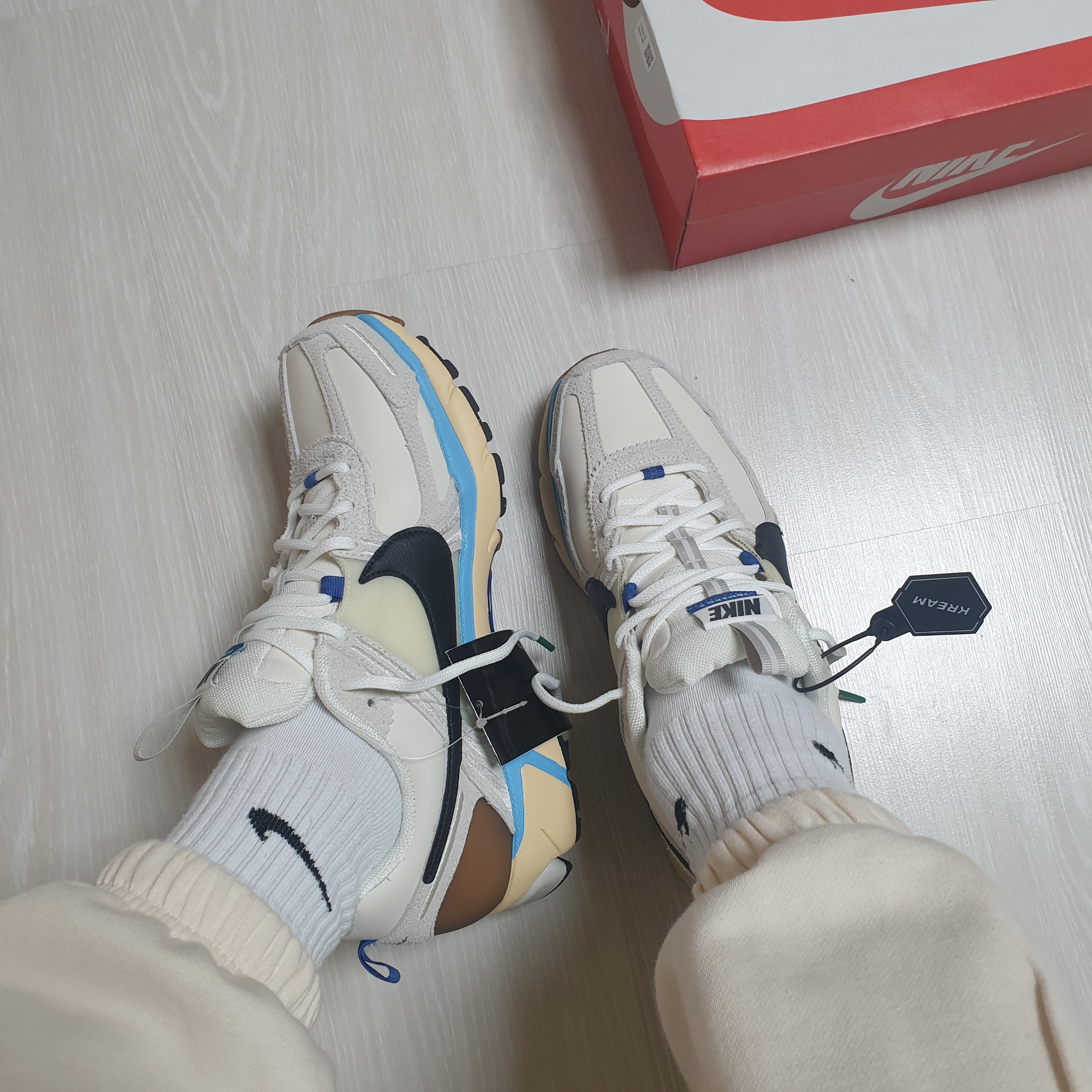(W) Nike Zoom Vomero 5 PRM Designed by Japan 착용 스타일 - 1